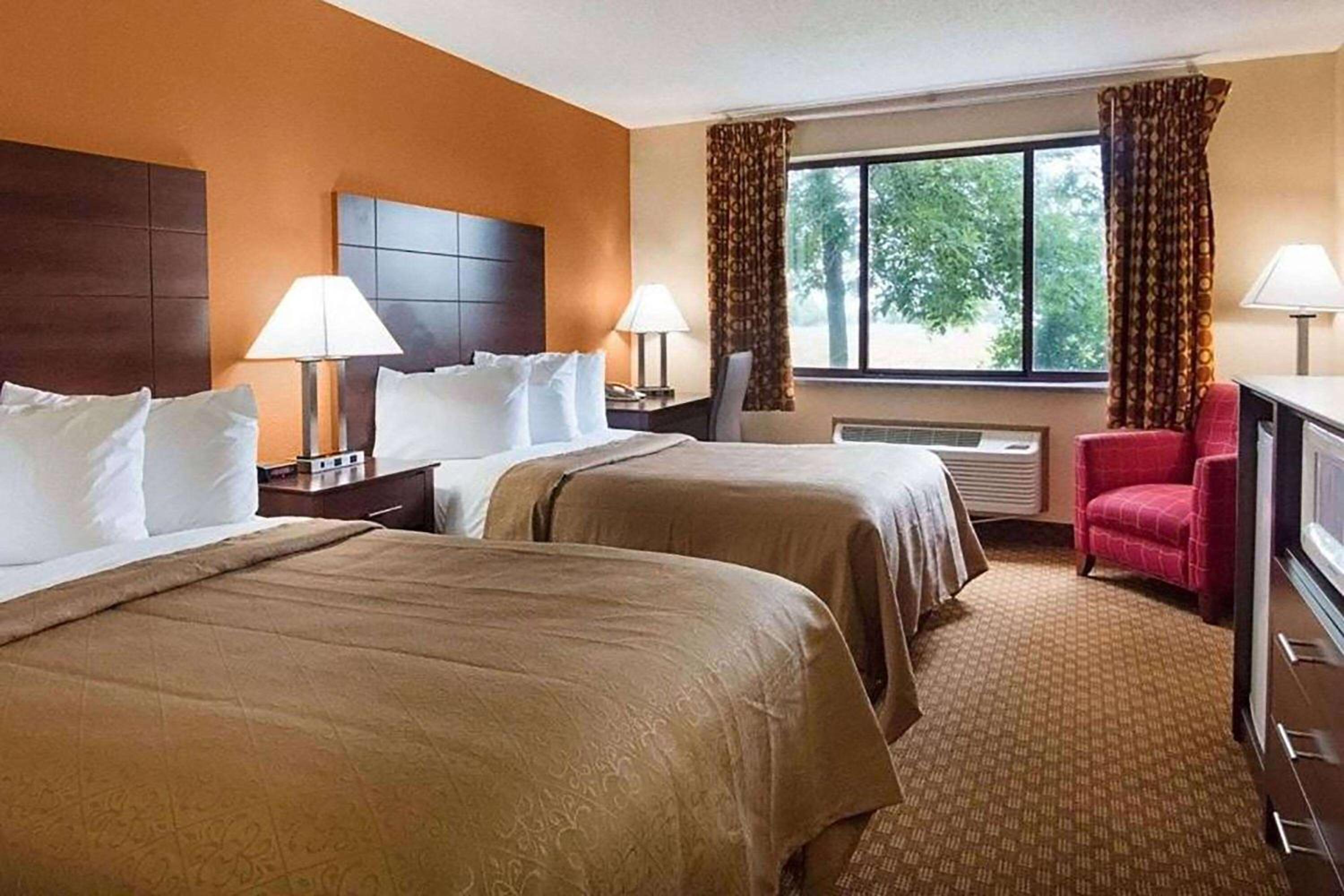 Super 8 by Wyndham Sturtevant Racine - Property Image 11