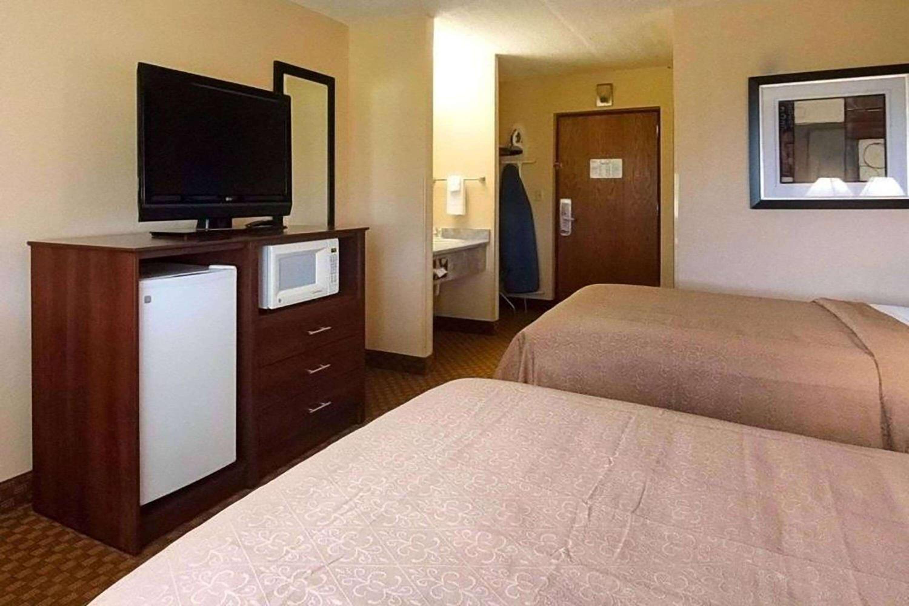 Super 8 by Wyndham Sturtevant Racine - Property Image 10