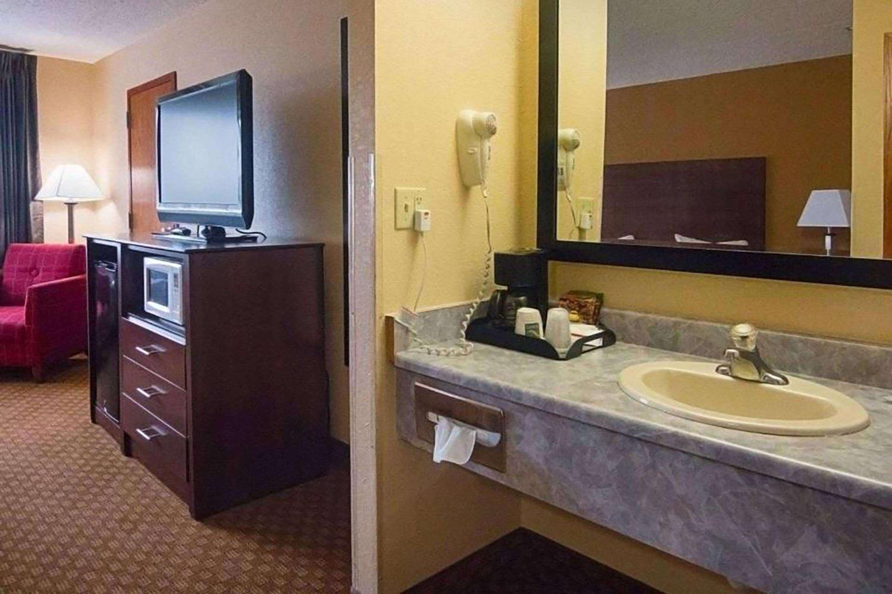 Super 8 by Wyndham Sturtevant Racine - Property Image 9