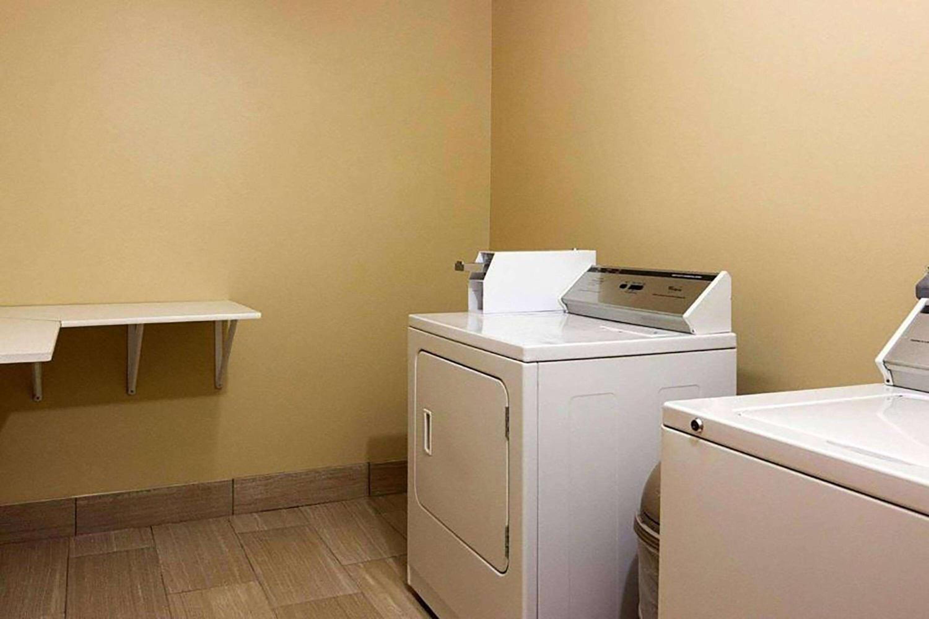 Super 8 by Wyndham Sturtevant Racine - Property Image 7