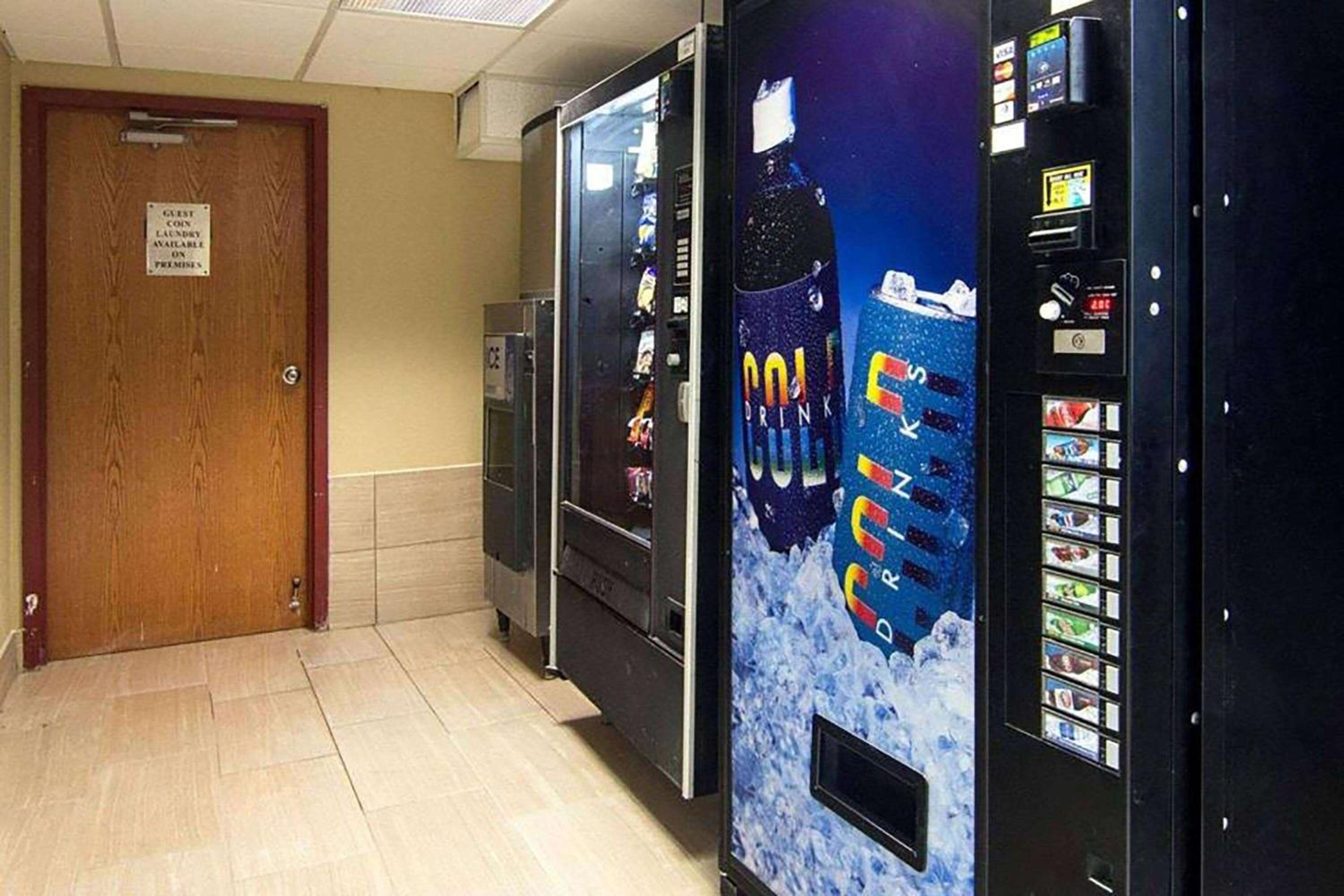 Super 8 by Wyndham Sturtevant Racine - Property Image 6