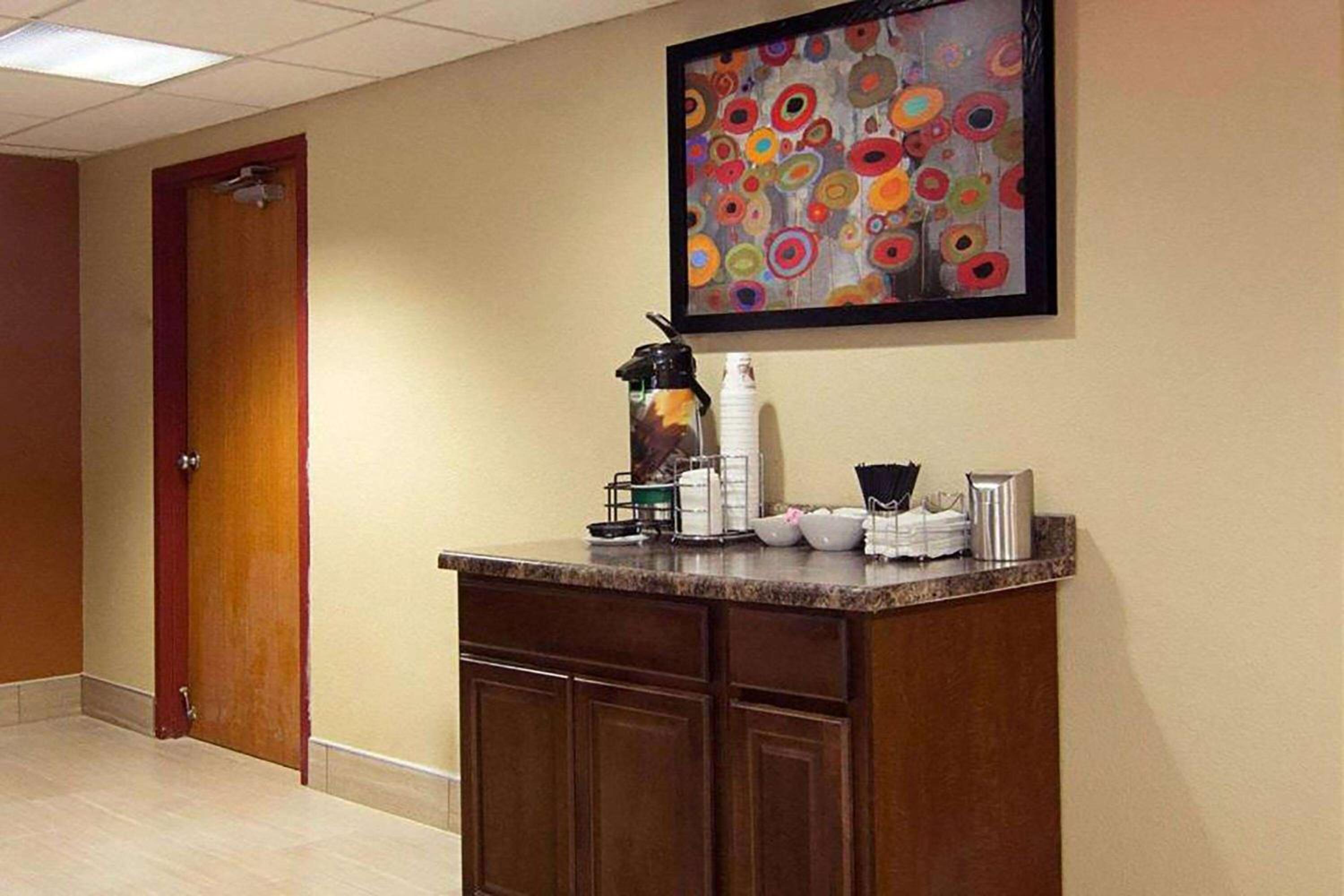 Super 8 by Wyndham Sturtevant Racine - Property Image 5