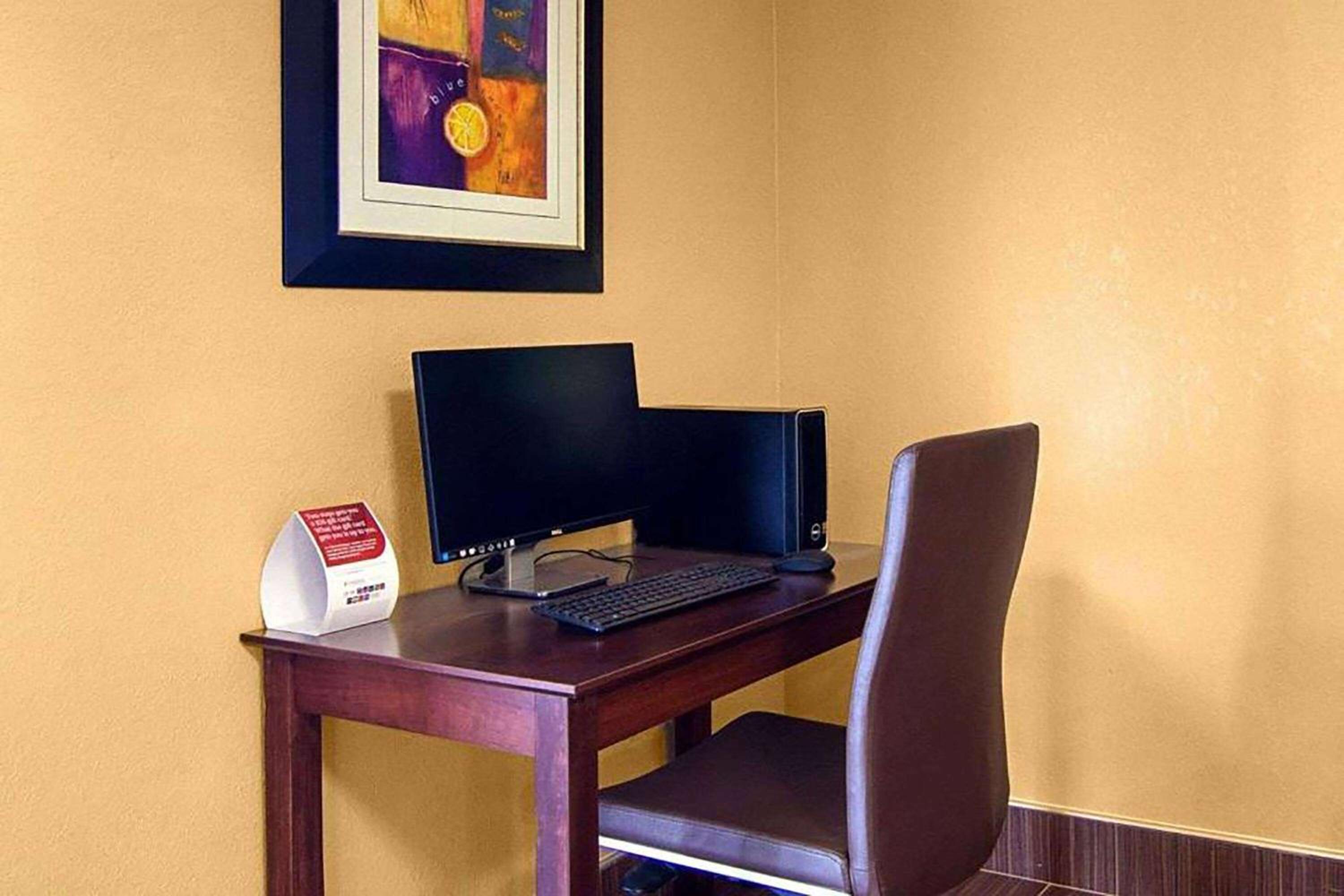 Super 8 by Wyndham Sturtevant Racine - Property Image 4