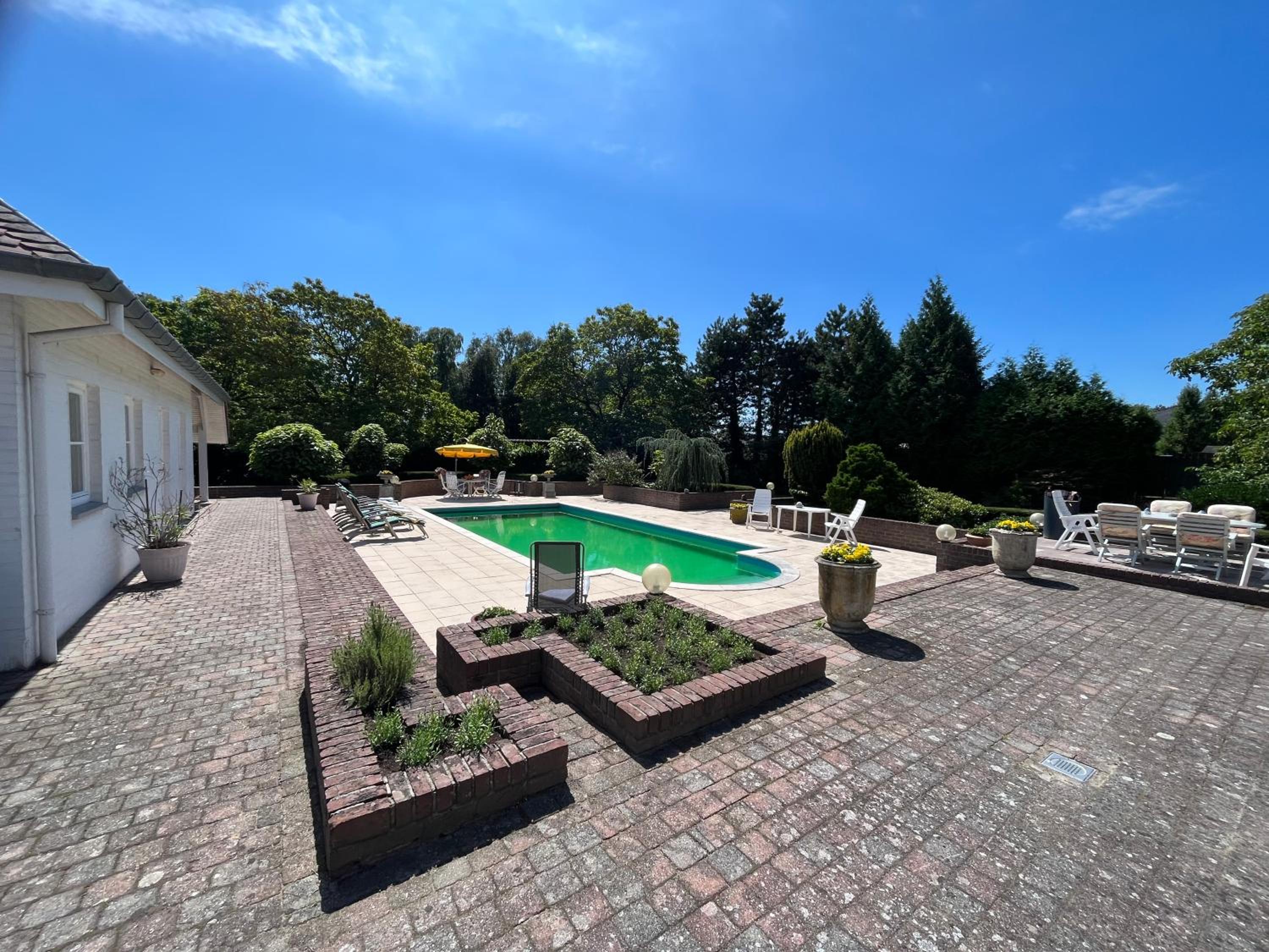 Villa Haagdoorn te Achel, 10 personen, 12 personen op aanvraag, met Ecologisch zwembad in een oase van rust!