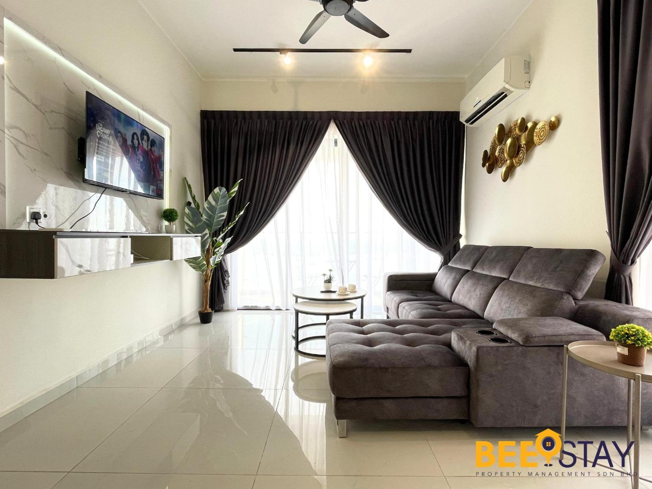 JB SeaView with Balcony Country Garden Danga Bay for 6 Pax