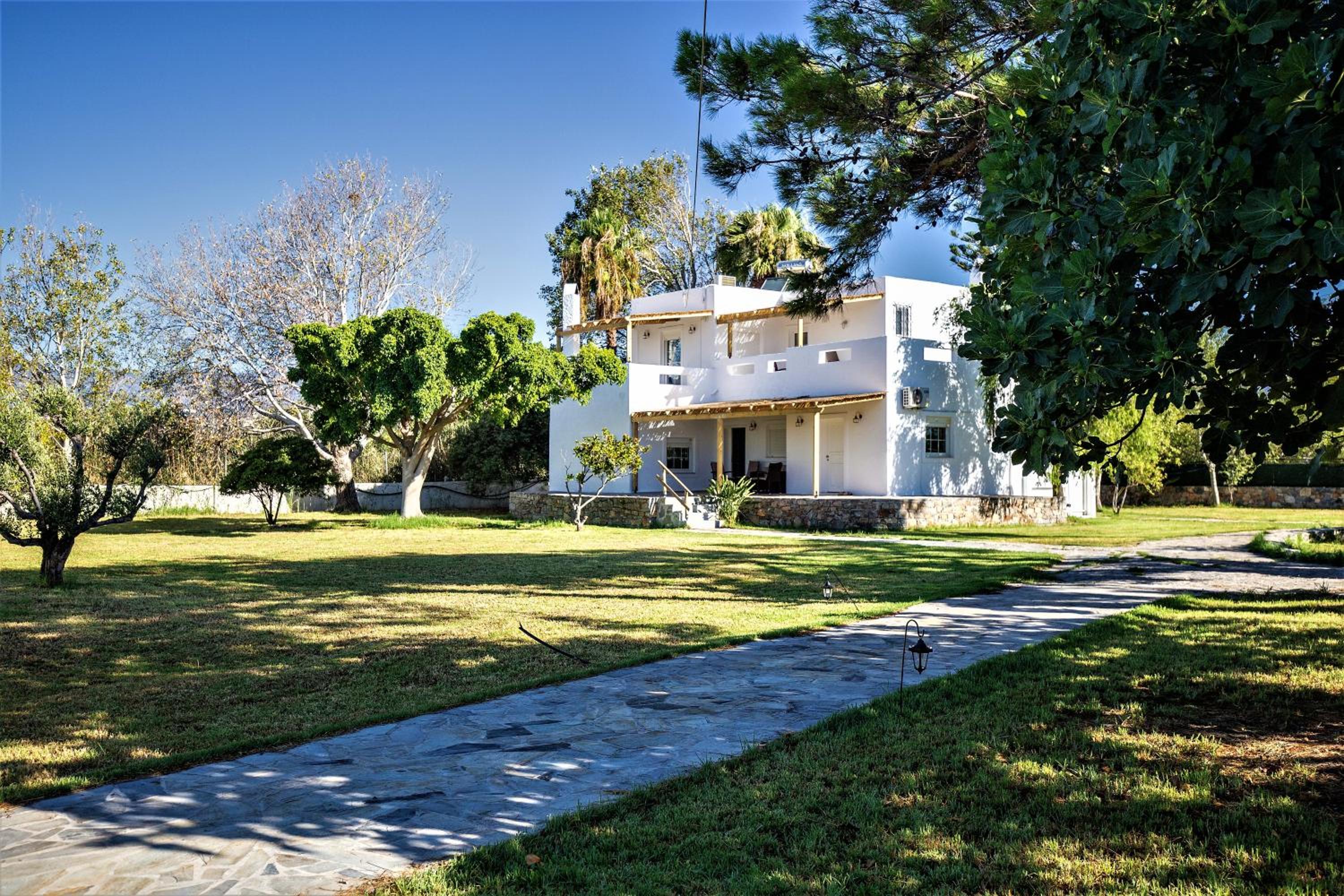 Villa Komorebi 3 Bedroom Spacious Private Garden Home, Walkable Beach & Town