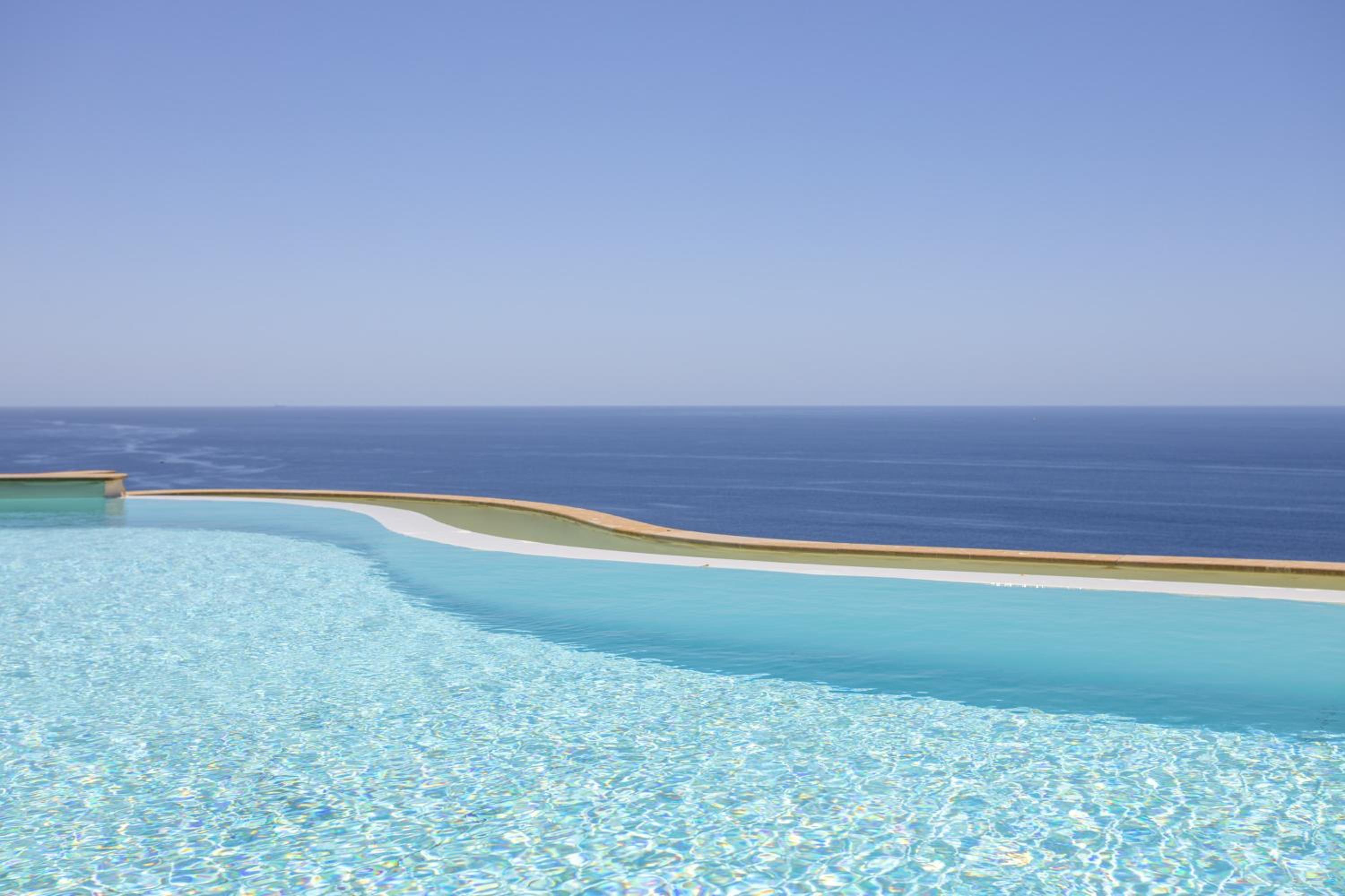 Villa Patty with infinity pool in front of the sea, parking and wifi