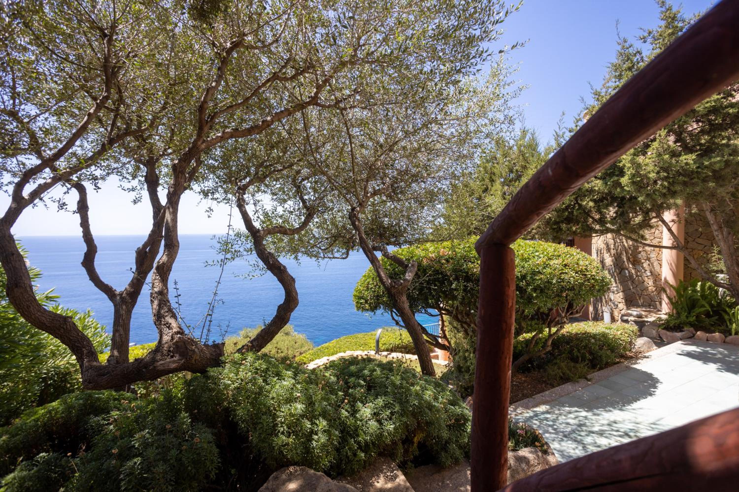 Villa Patty with infinity pool in front of the sea, parking and wifi