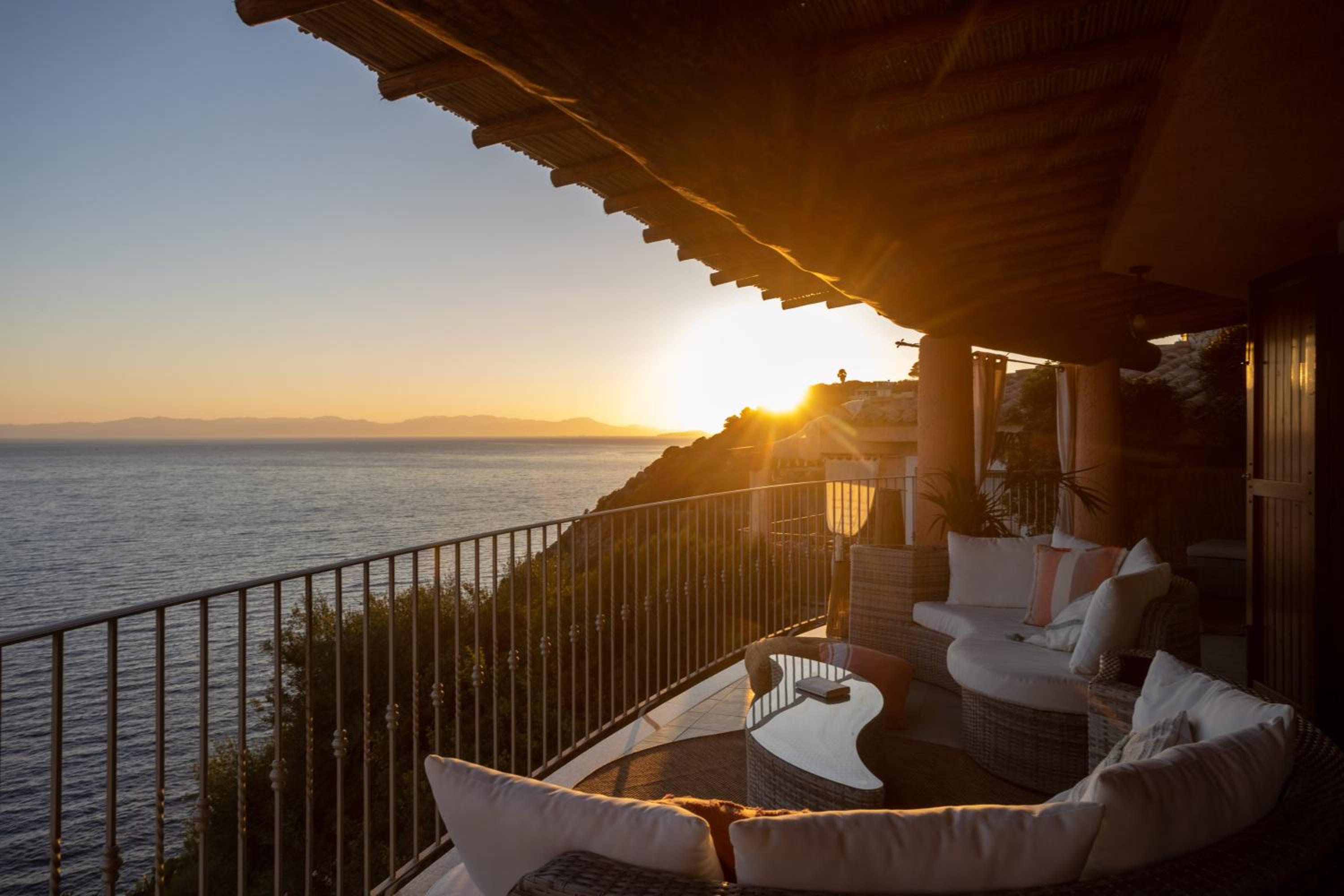Villa Patty with infinity pool in front of the sea, parking and wifi