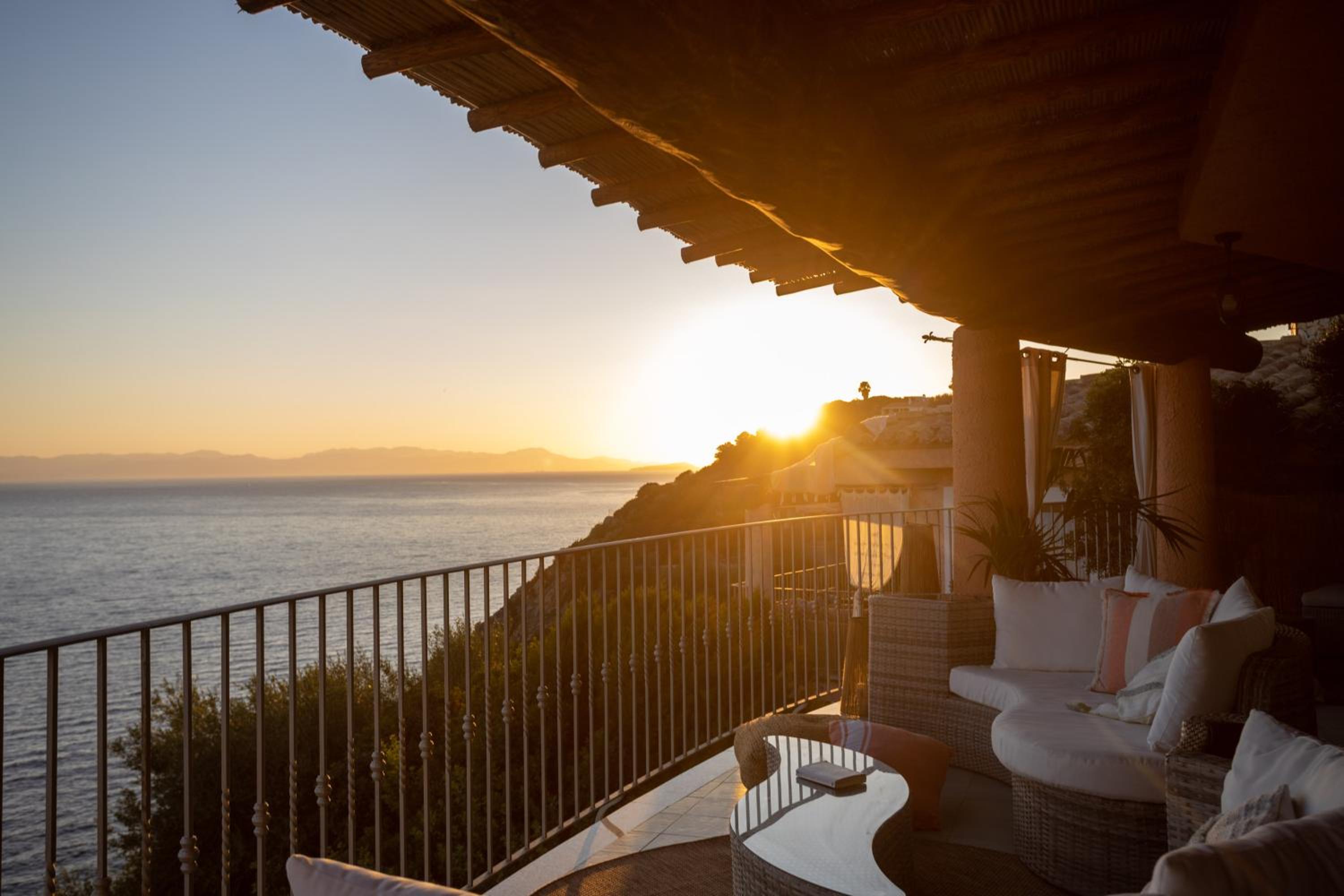 Villa Patty with infinity pool in front of the sea, parking and wifi