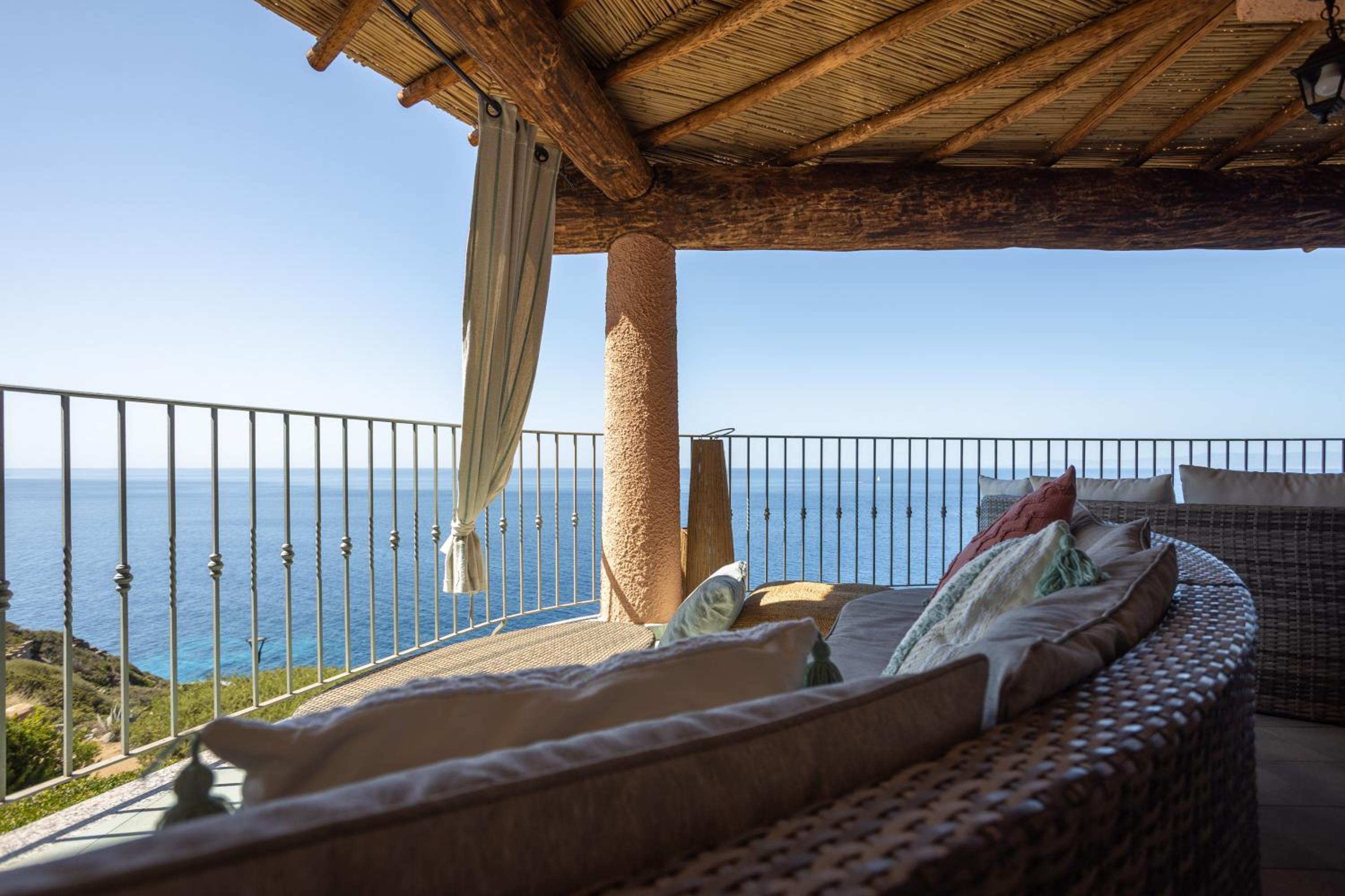 Villa Patty with infinity pool in front of the sea, parking and wifi
