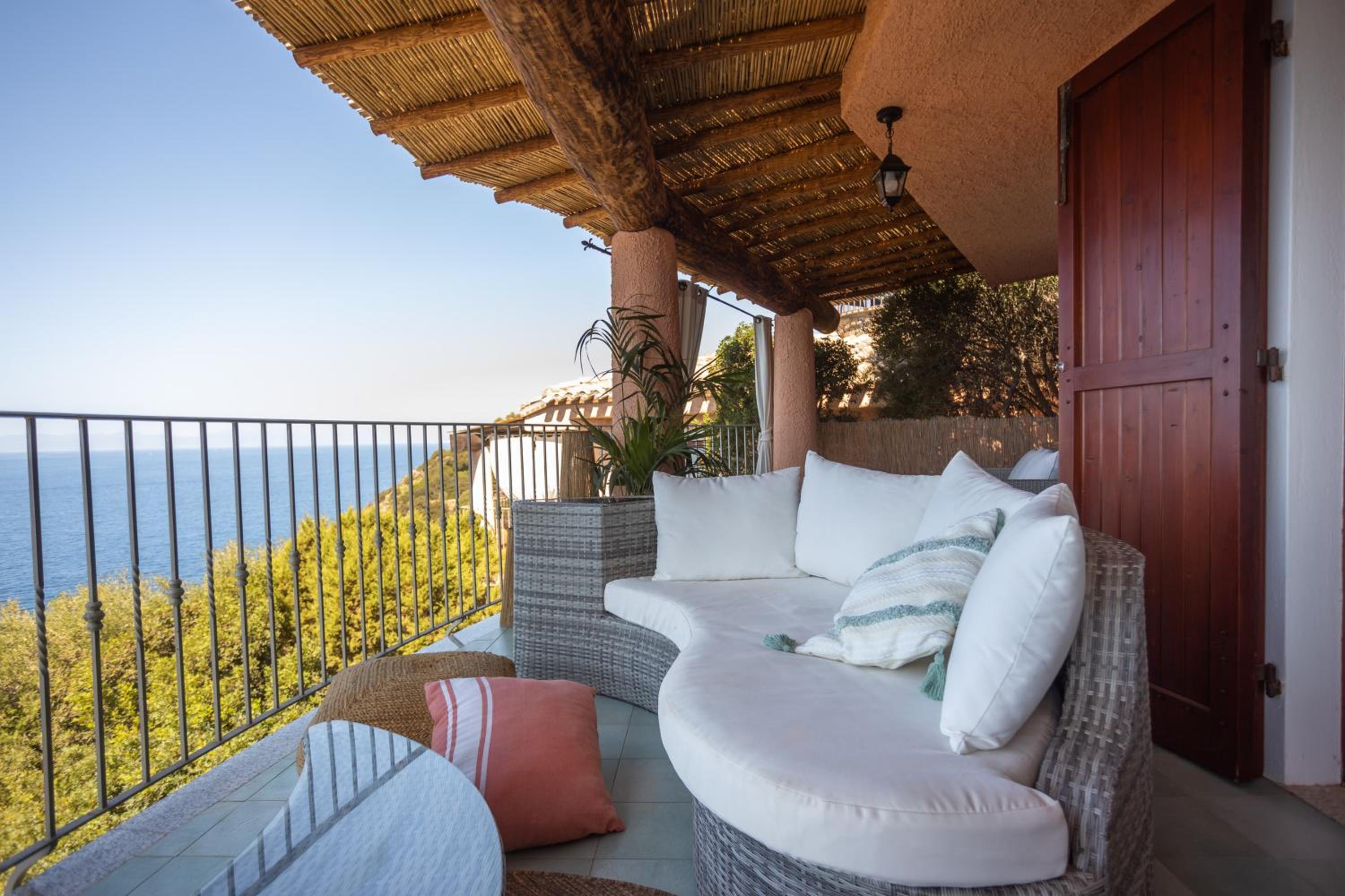 Villa Patty with infinity pool in front of the sea, parking and wifi
