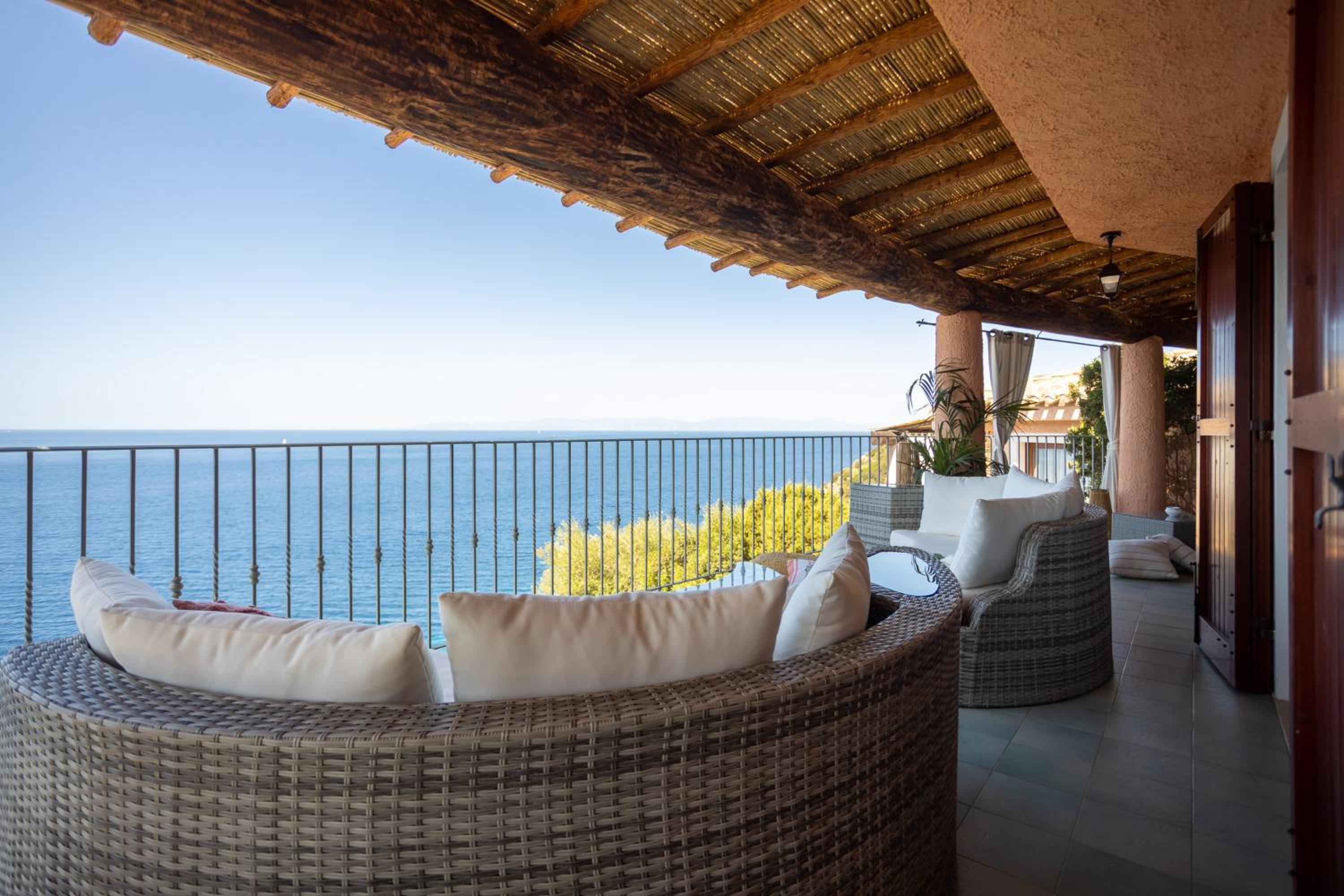 Villa Patty with infinity pool in front of the sea, parking and wifi