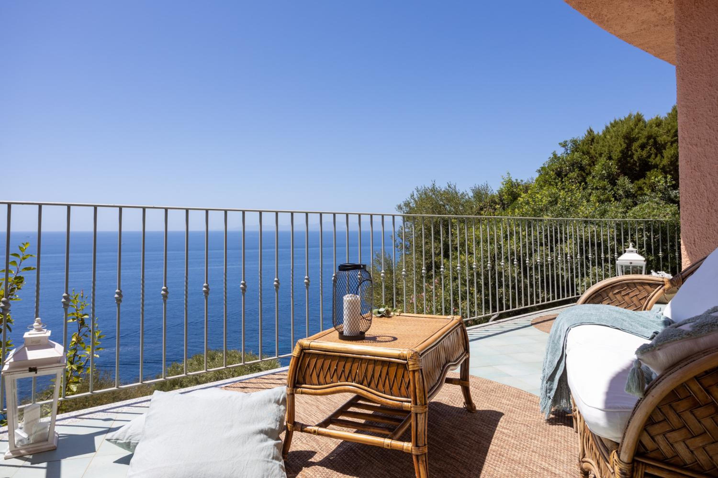 Villa Patty with infinity pool in front of the sea, parking and wifi