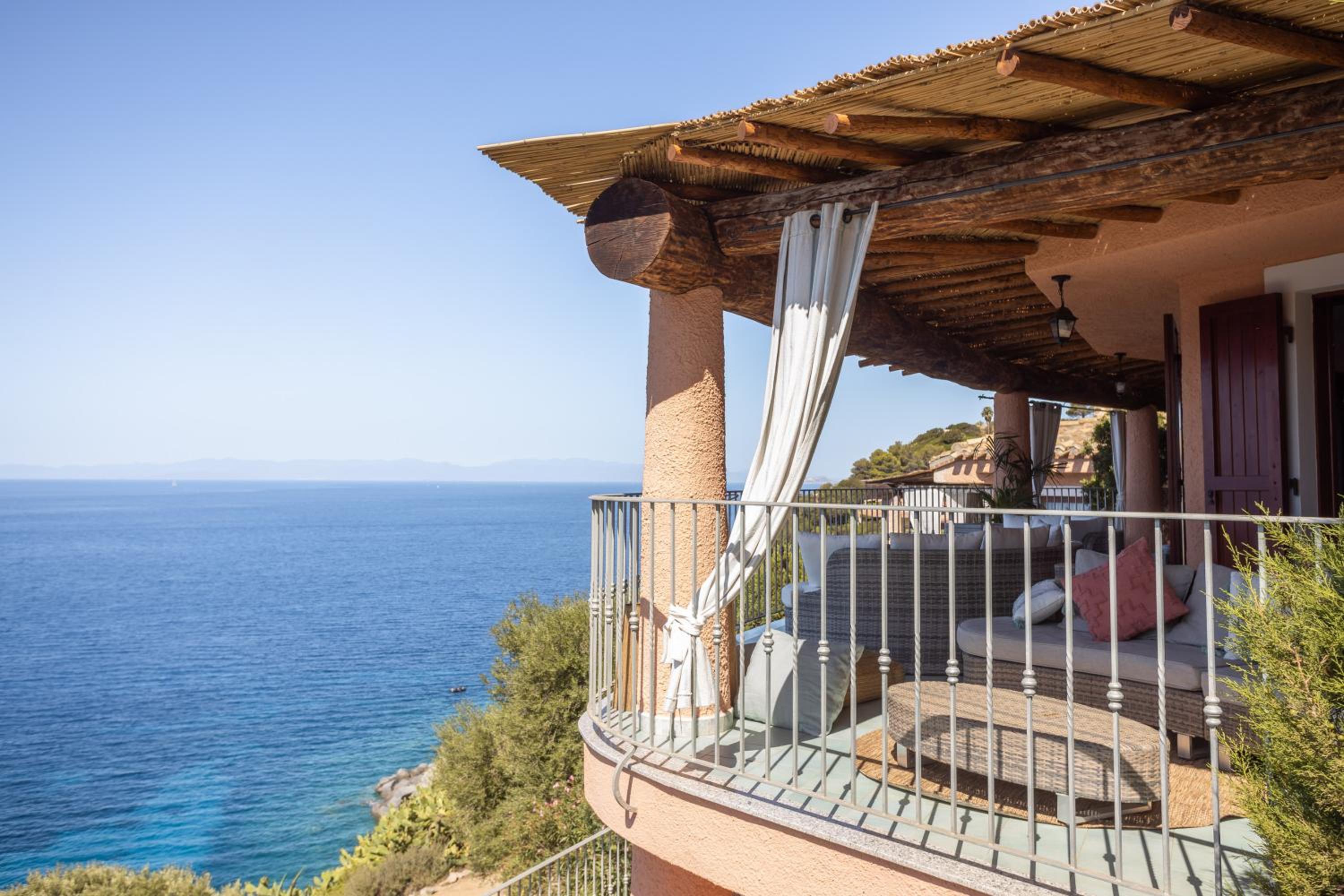 Villa Patty with infinity pool in front of the sea, parking and wifi