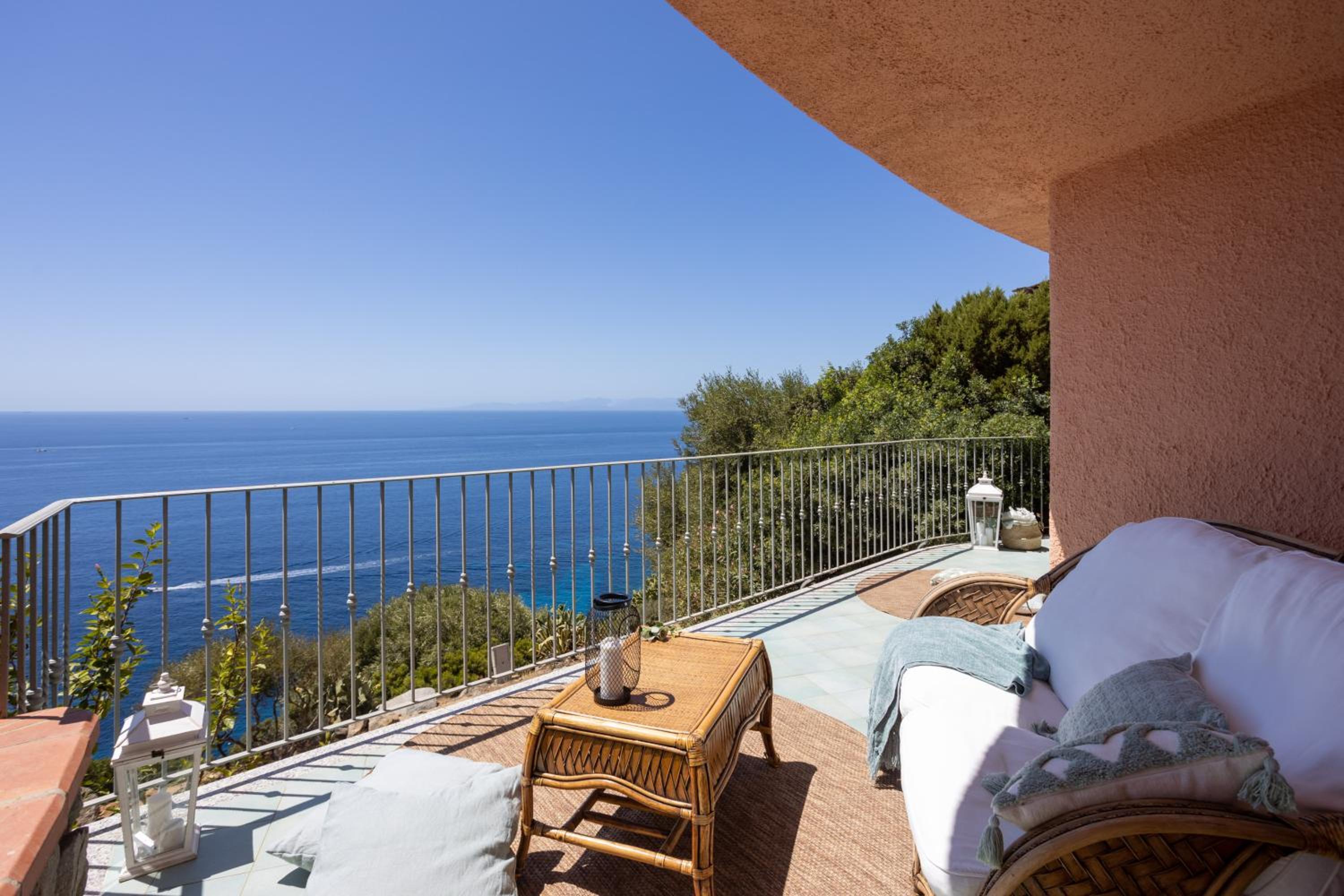 Villa Patty with infinity pool in front of the sea, parking and wifi