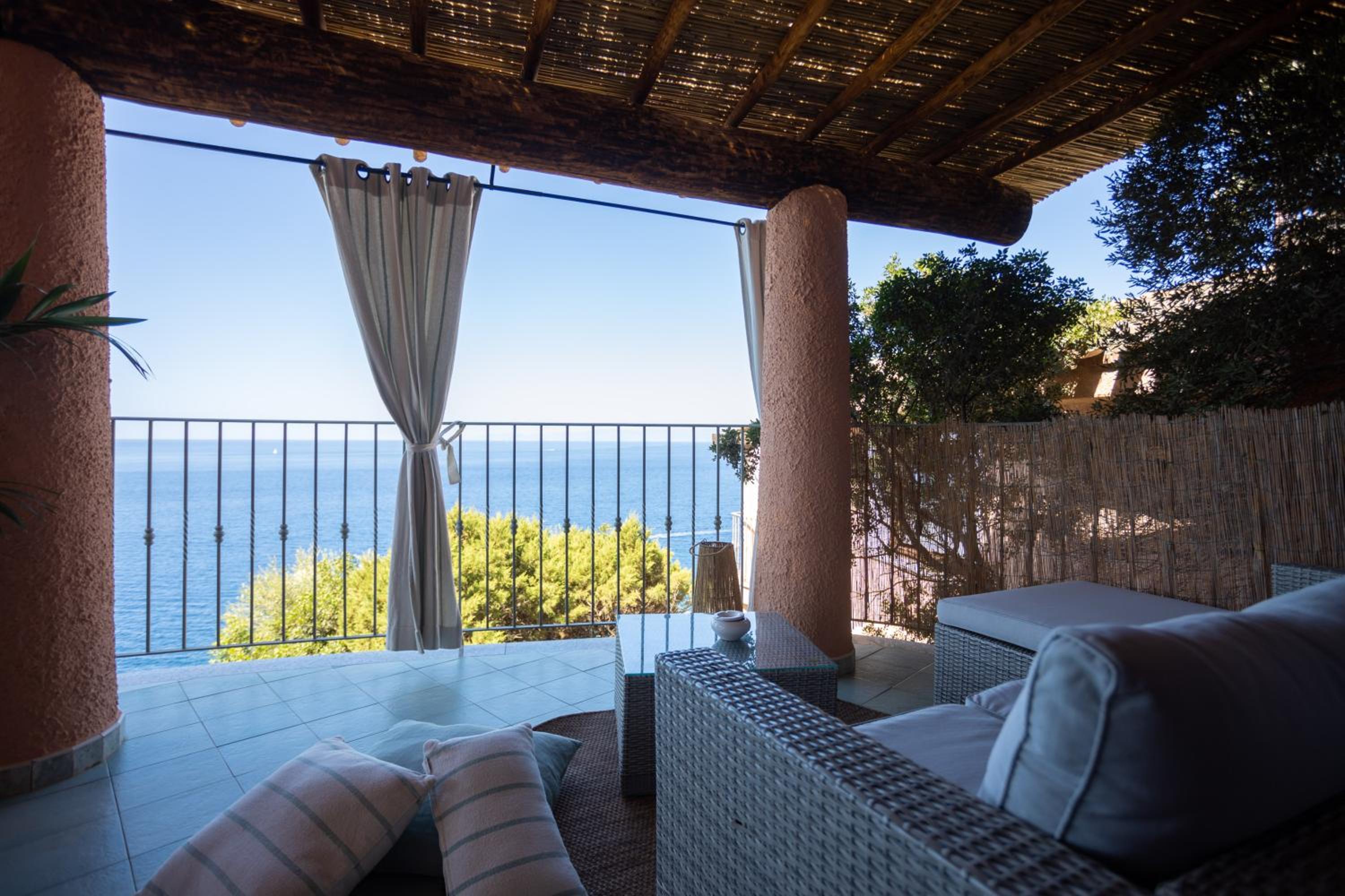 Villa Patty with infinity pool in front of the sea, parking and wifi