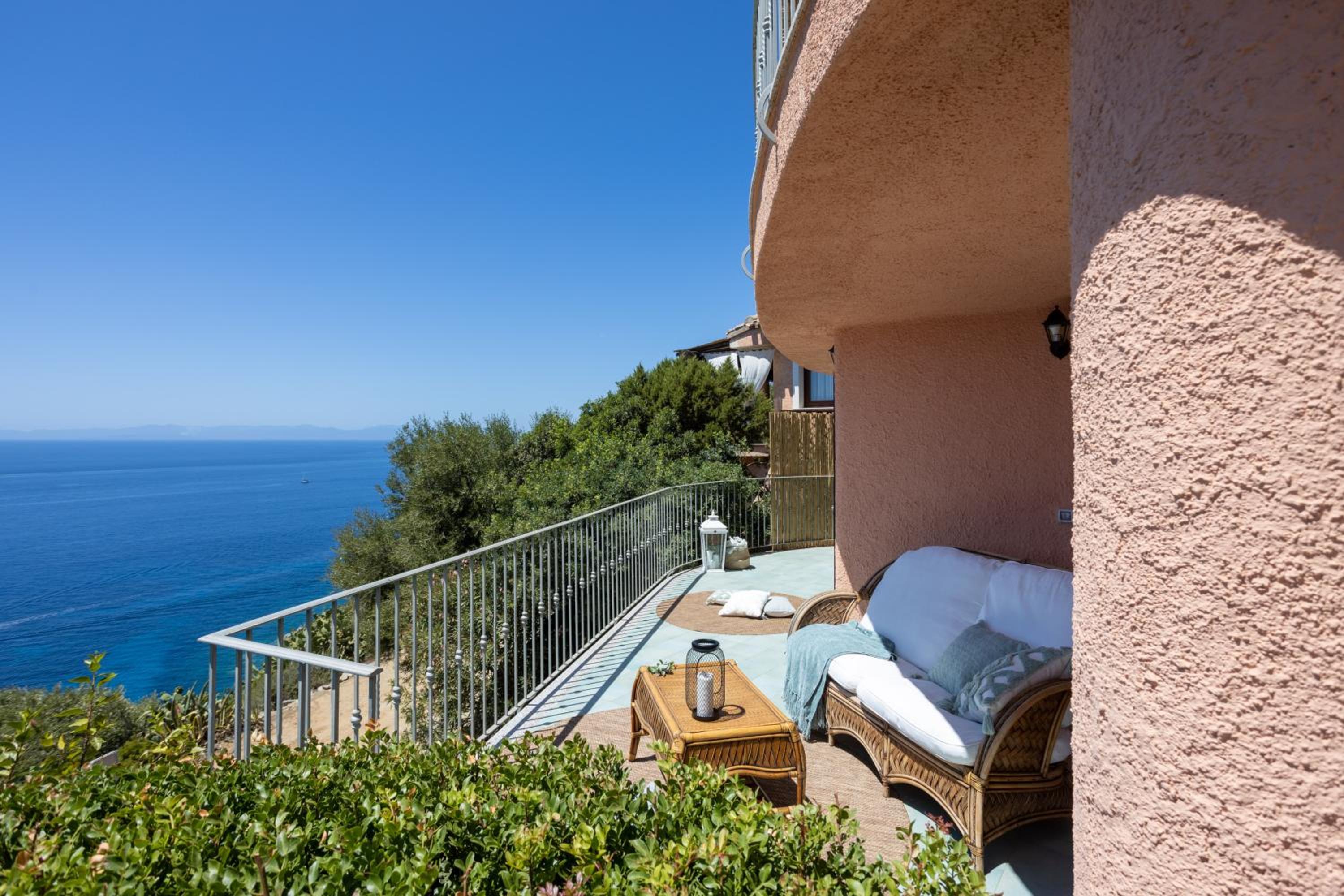 Villa Patty with infinity pool in front of the sea, parking and wifi