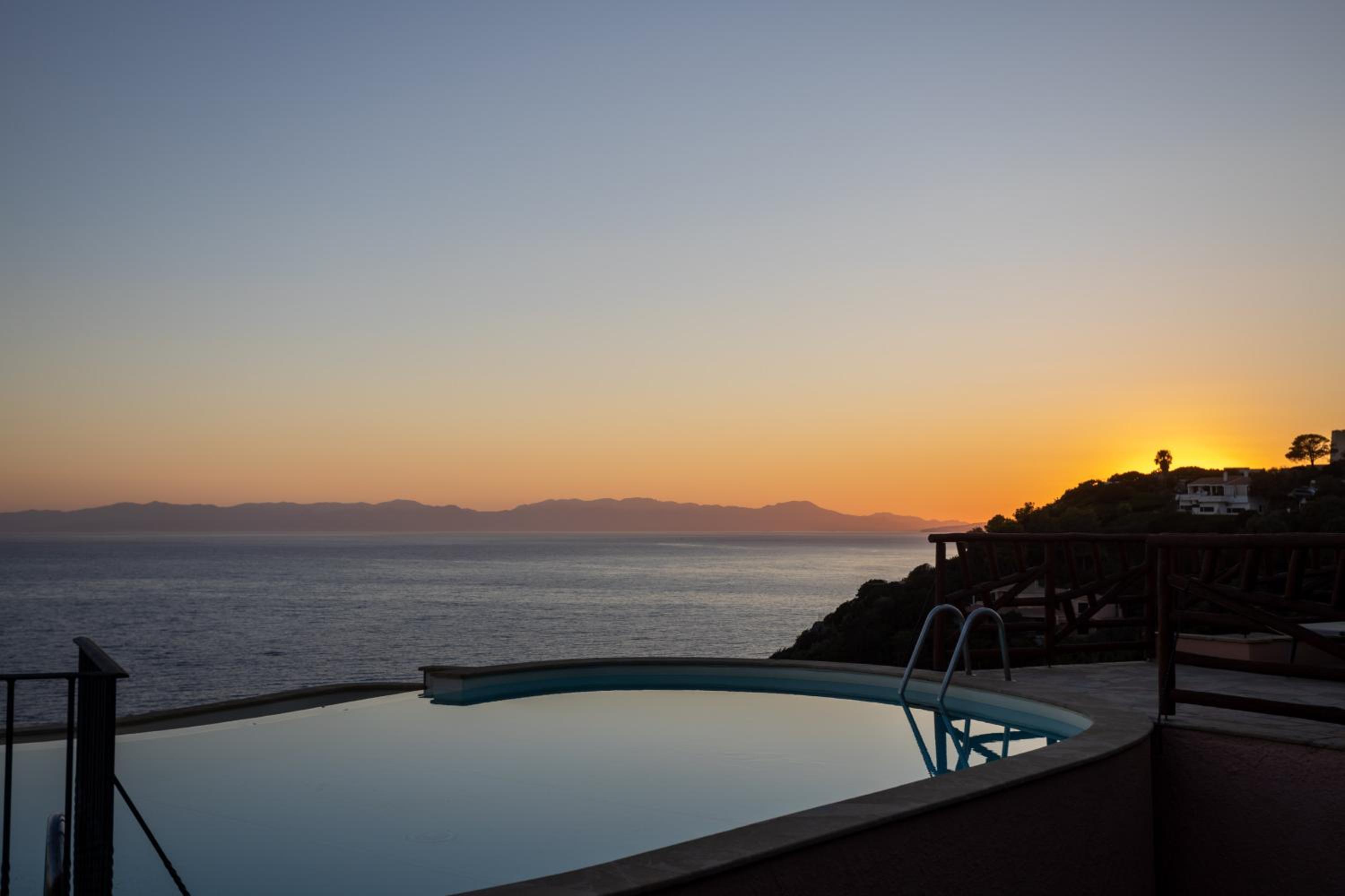 Villa Patty with infinity pool in front of the sea, parking and wifi