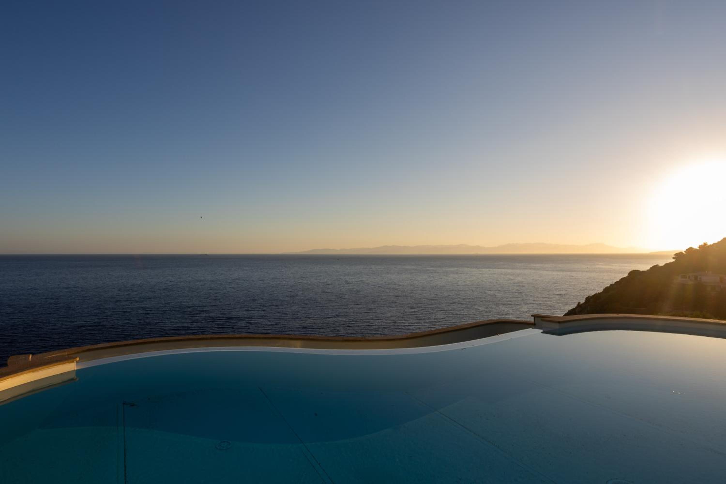 Villa Patty with infinity pool in front of the sea, parking and wifi