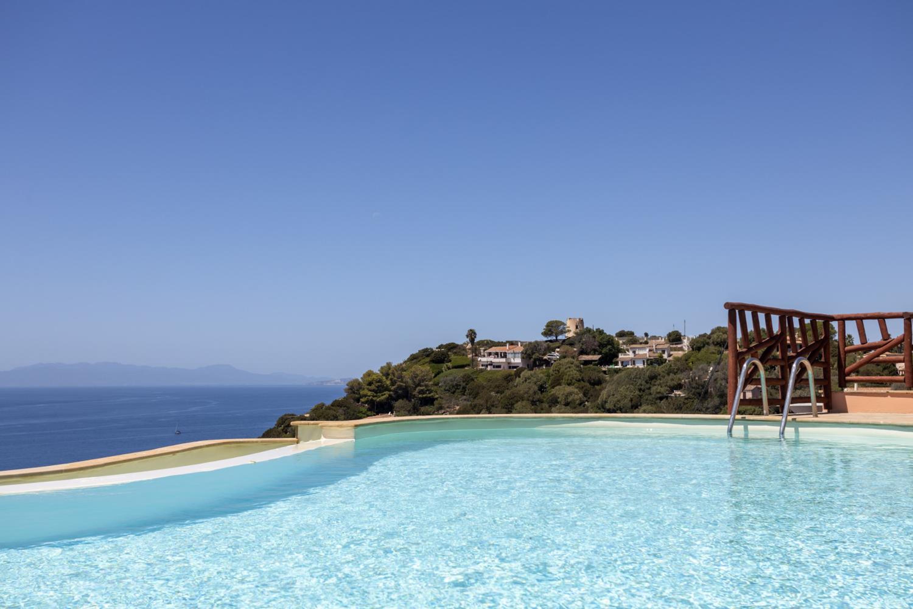 Villa Patty with infinity pool in front of the sea, parking and wifi