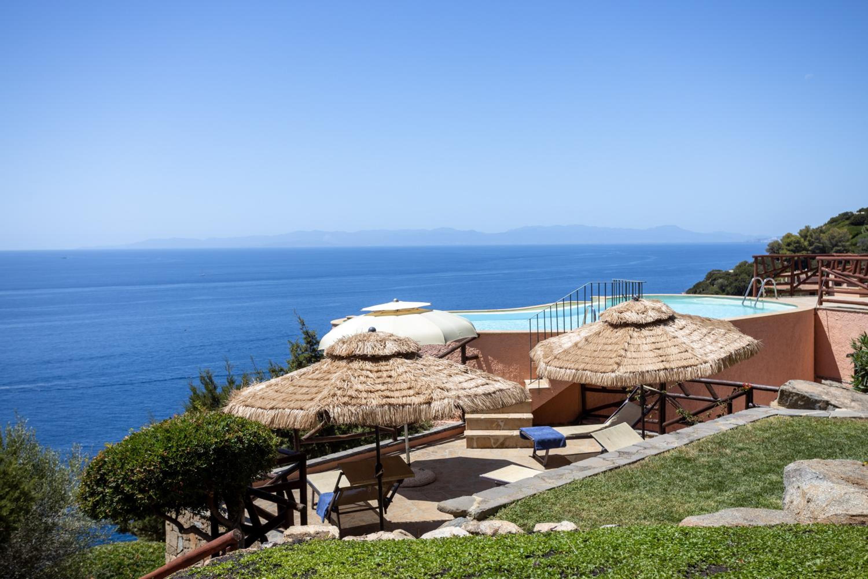 Villa Patty with infinity pool in front of the sea, parking and wifi