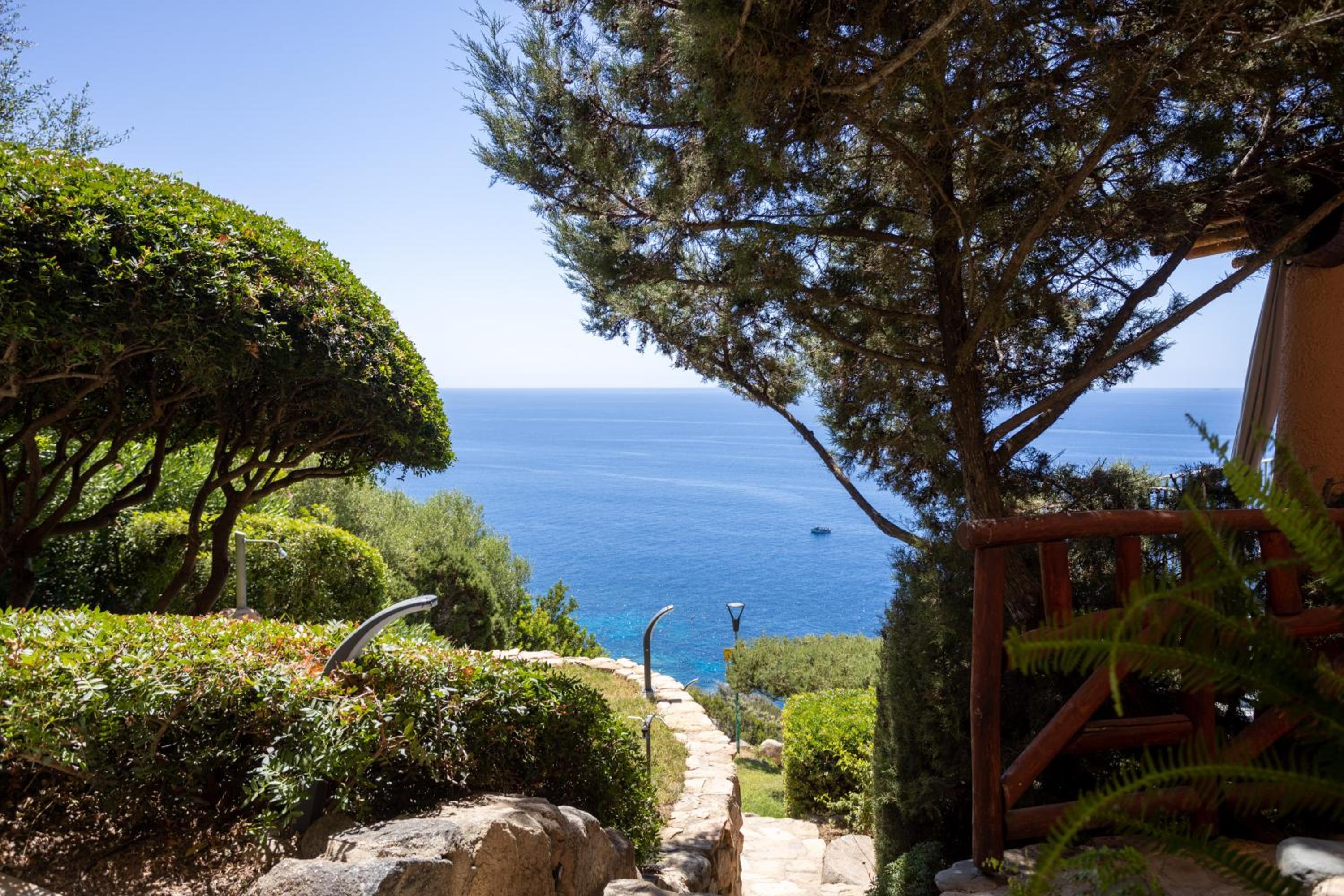 Villa Patty with infinity pool in front of the sea, parking and wifi