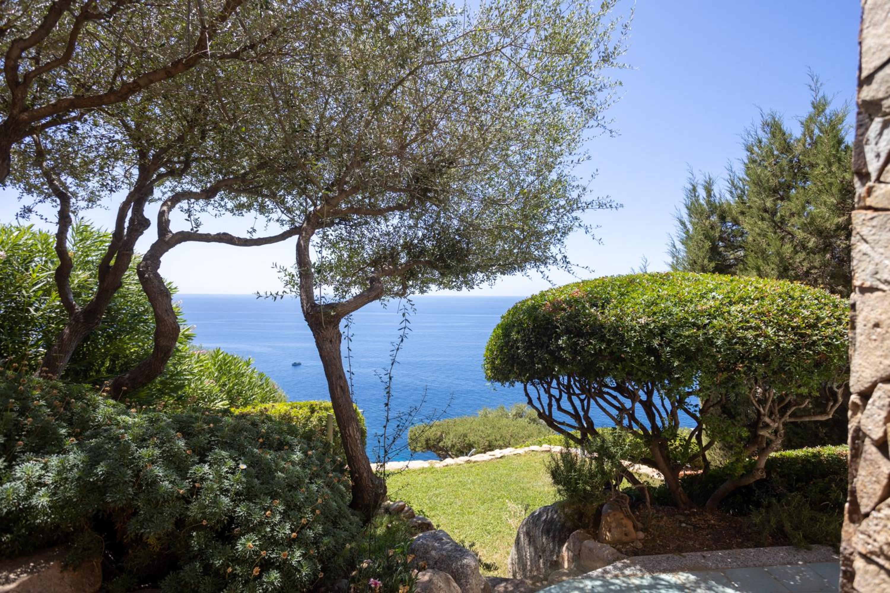 Villa Patty with infinity pool in front of the sea, parking and wifi