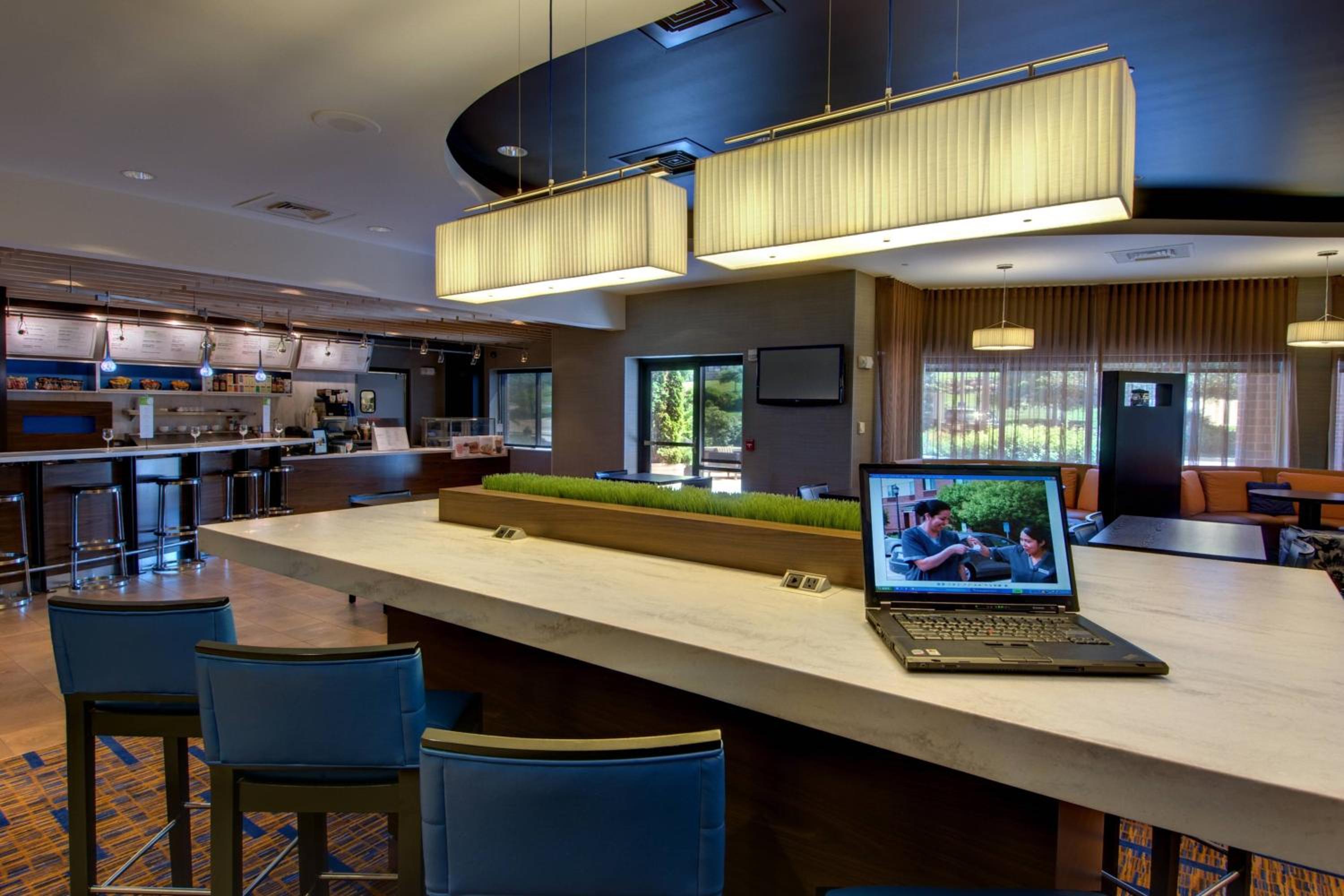 New York City Vacations - Courtyard by Marriott Madison East - Property Image 9