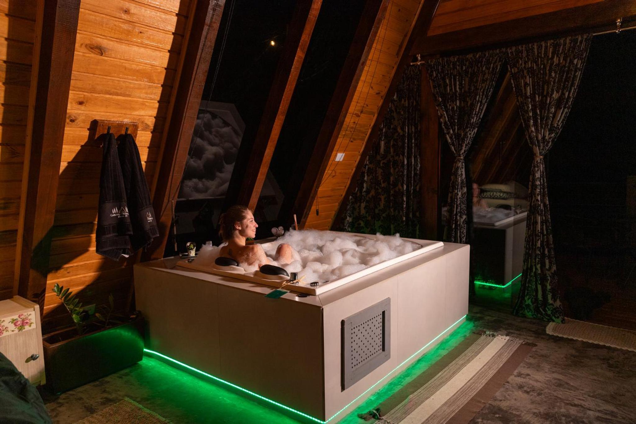 Cabana com Hidromassagem e Vista, a 12km de Treze Tílias