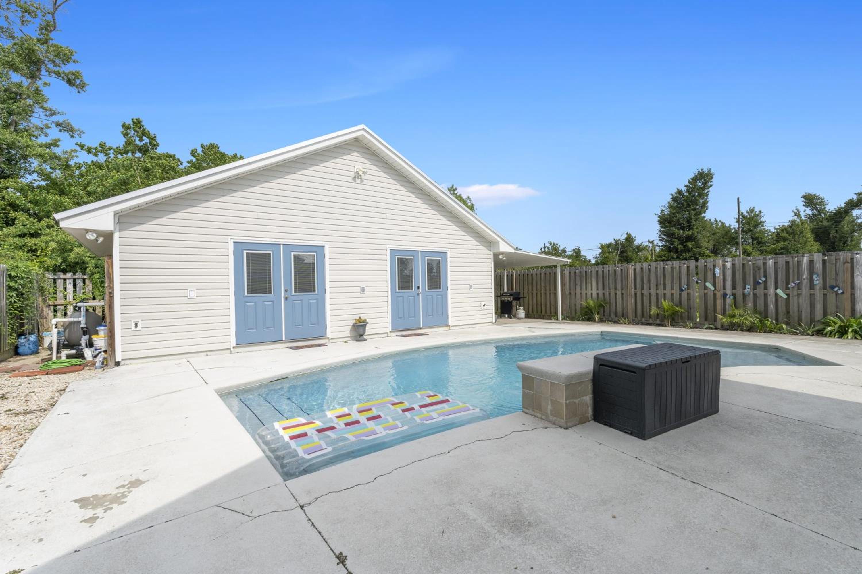 The Splash Pad Sleeps 13 w Pool Patio and Garage view 4