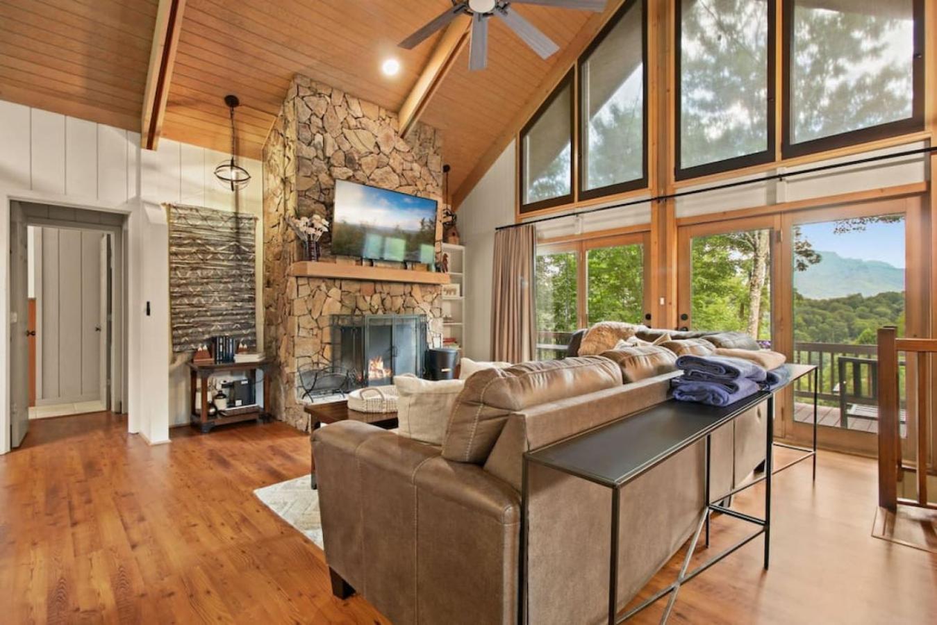 Lux Chalet with Amazing Views of Grandfather Mtn
