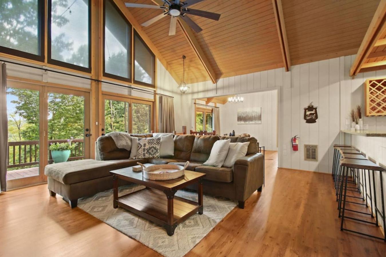 Lux Chalet with Amazing Views of Grandfather Mtn