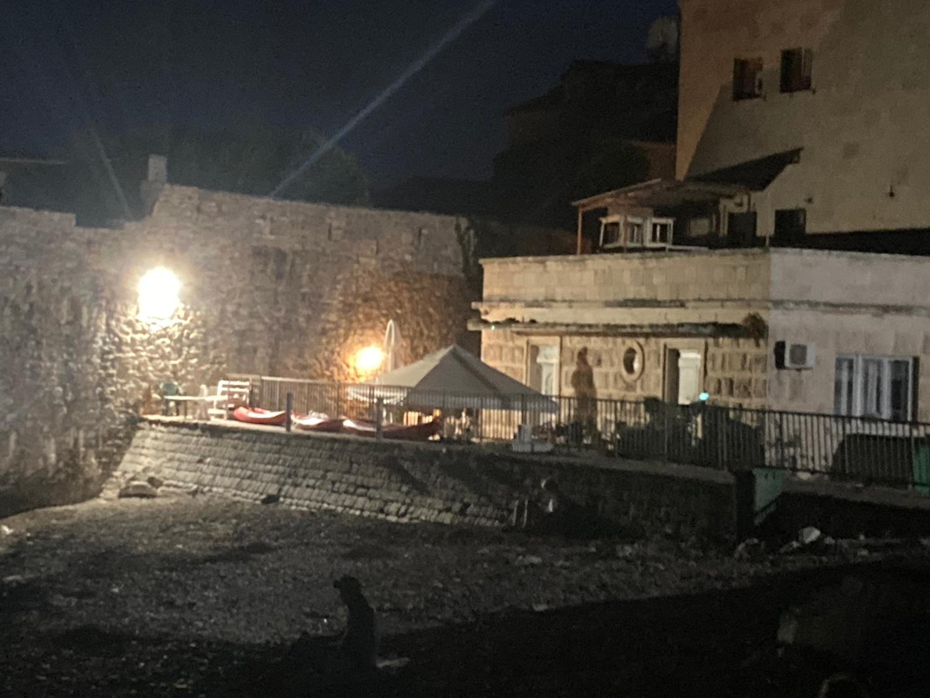Plaža Stari Grad Budva pjena od mora Beach Apartman