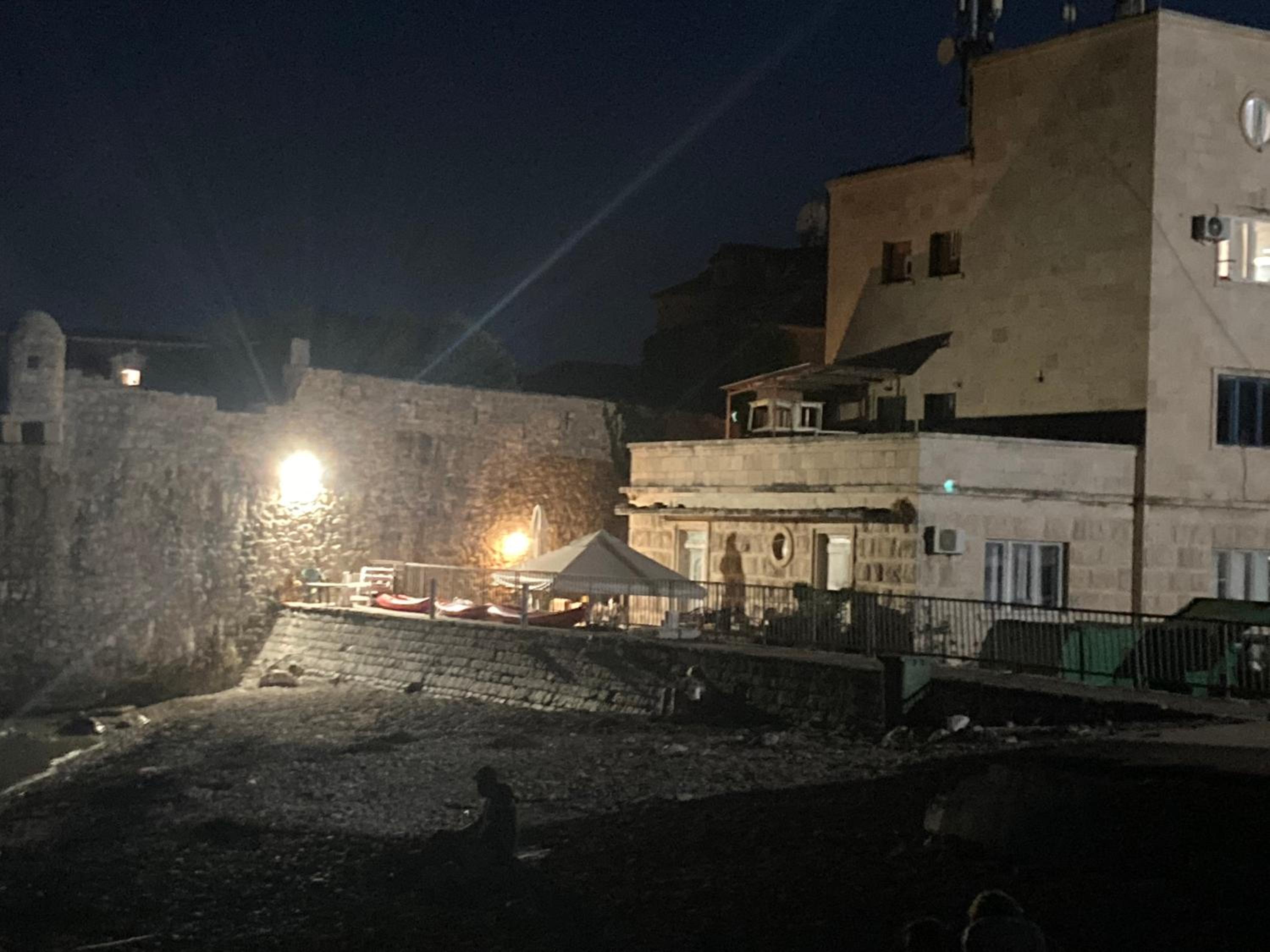 Plaža Stari Grad Budva pjena od mora Beach Apartman