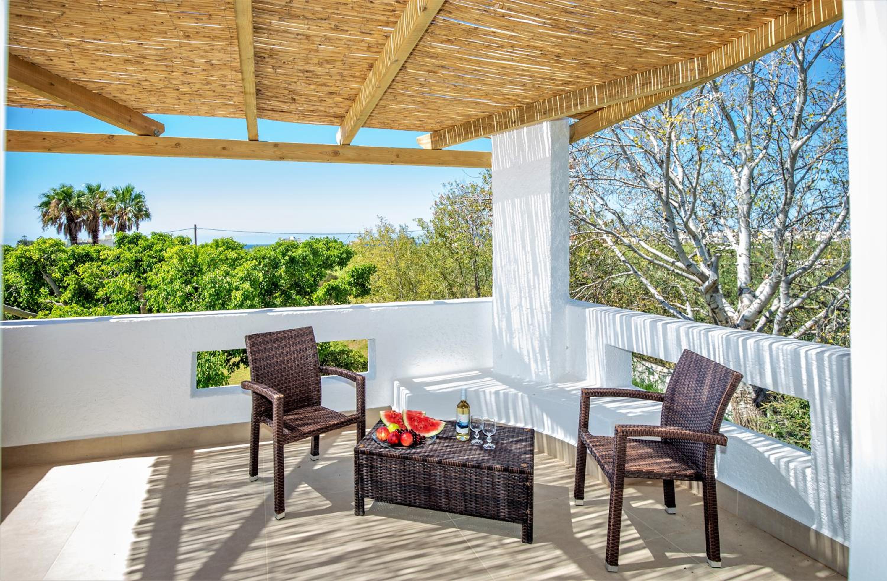 Villa Komorebi Detached 3 Bedroom Grand Estate, 2500m2 Private Garden, Walk to Beach & Town