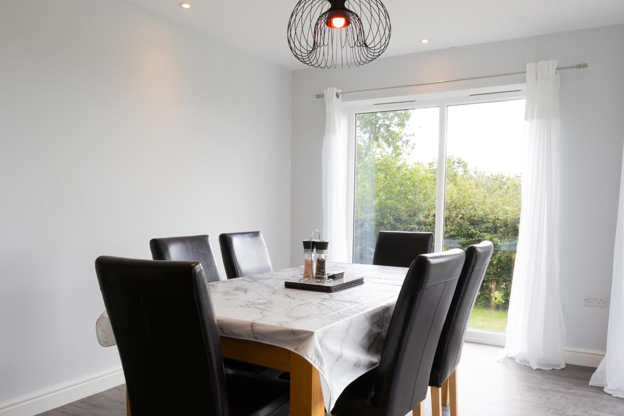 Field View- Amazing 5 bed, Great for contractors and families