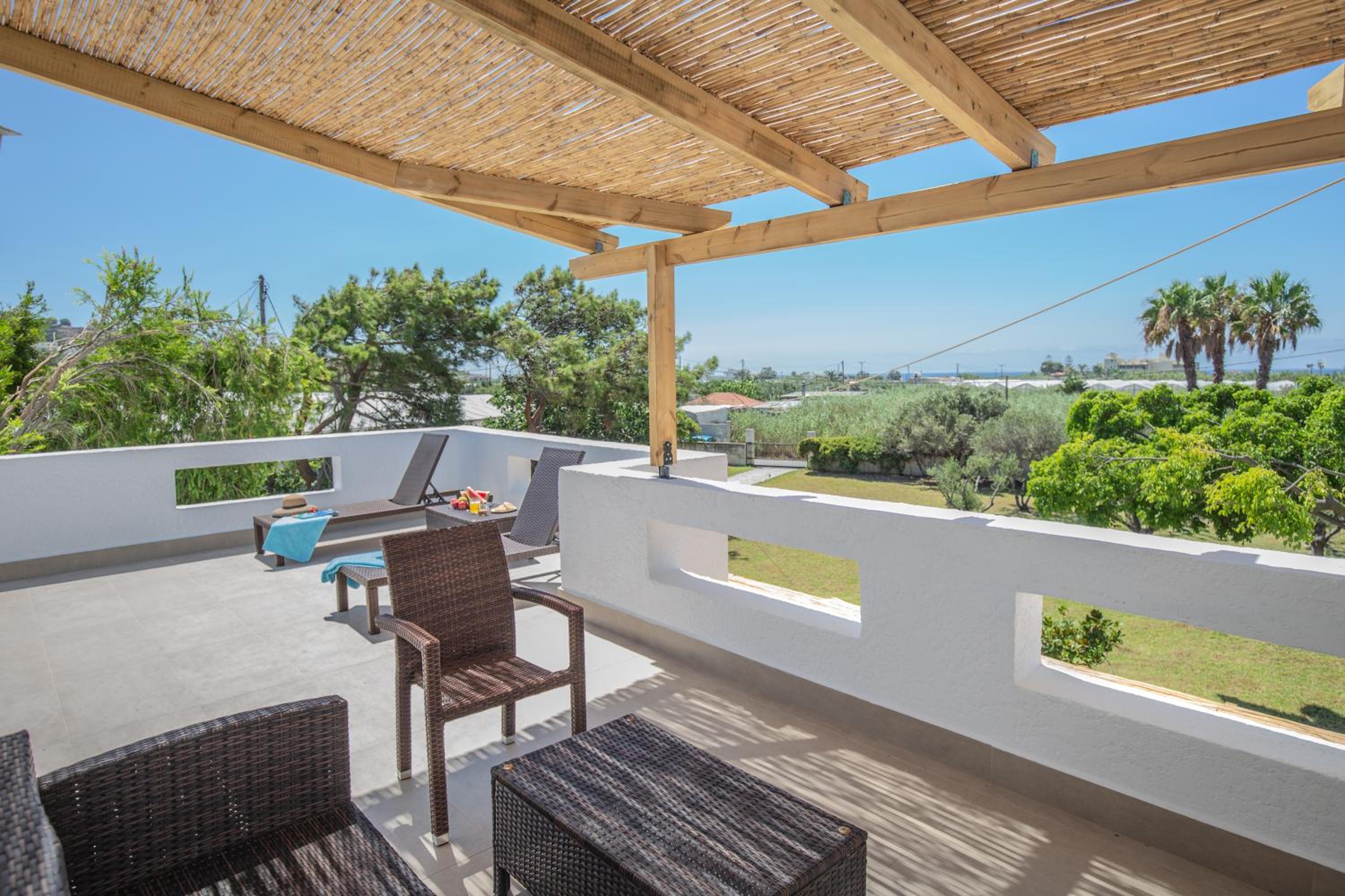 Villa Komorebi Detached 3 Bedroom Grand Estate, 2500m2 Private Garden, Walk to Beach & Town