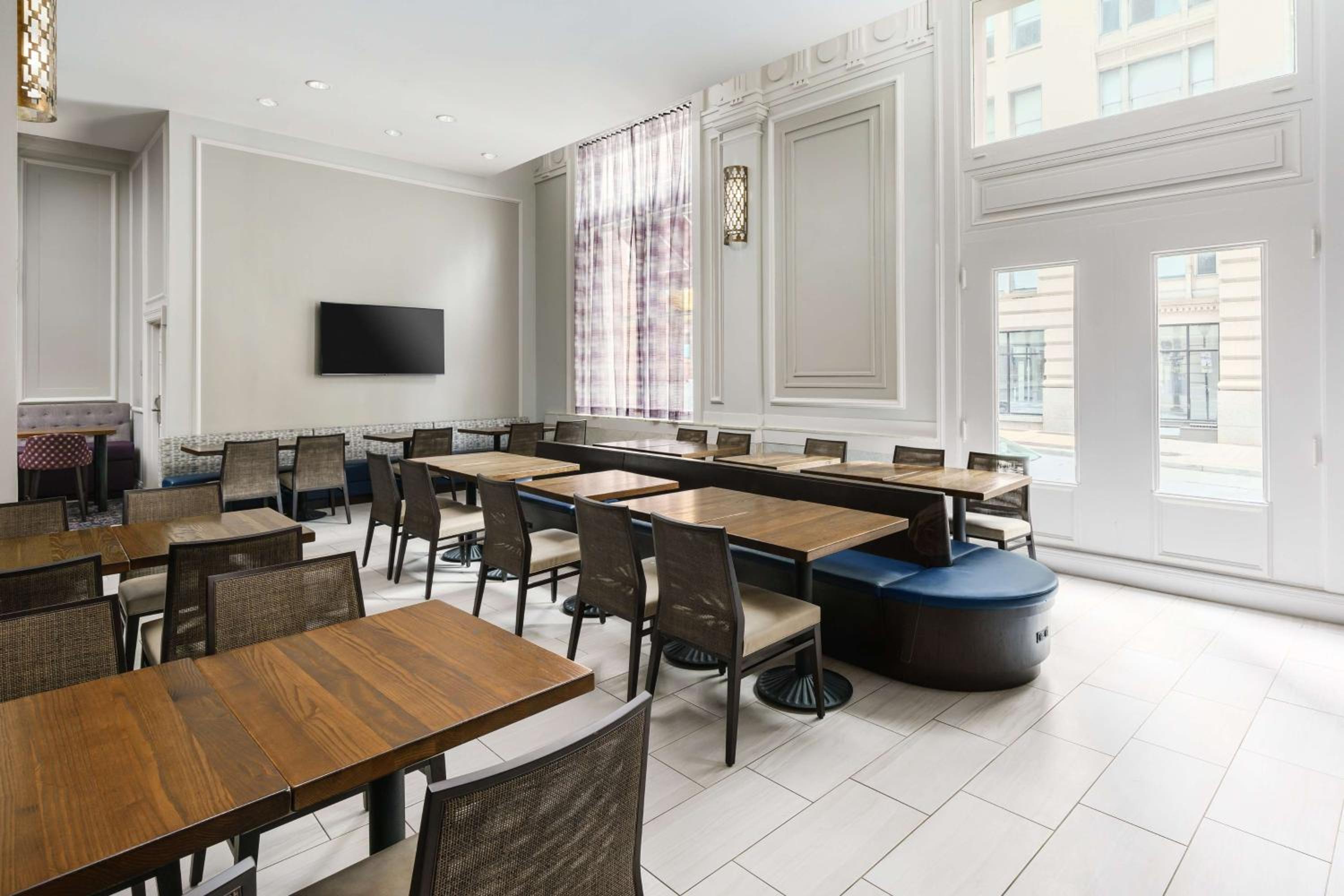Hampton Inn Suites Baltimore Inner Harbor - Property Image 36