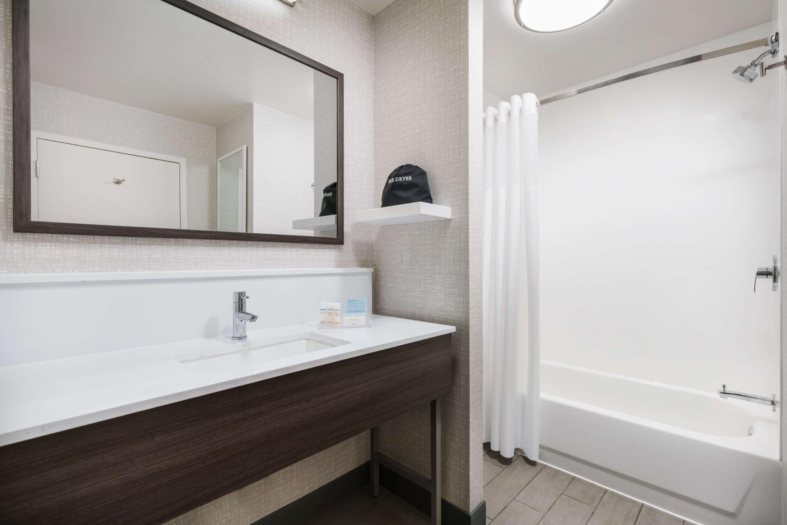 Hampton Inn Suites Baltimore Inner Harbor - Property Image 39