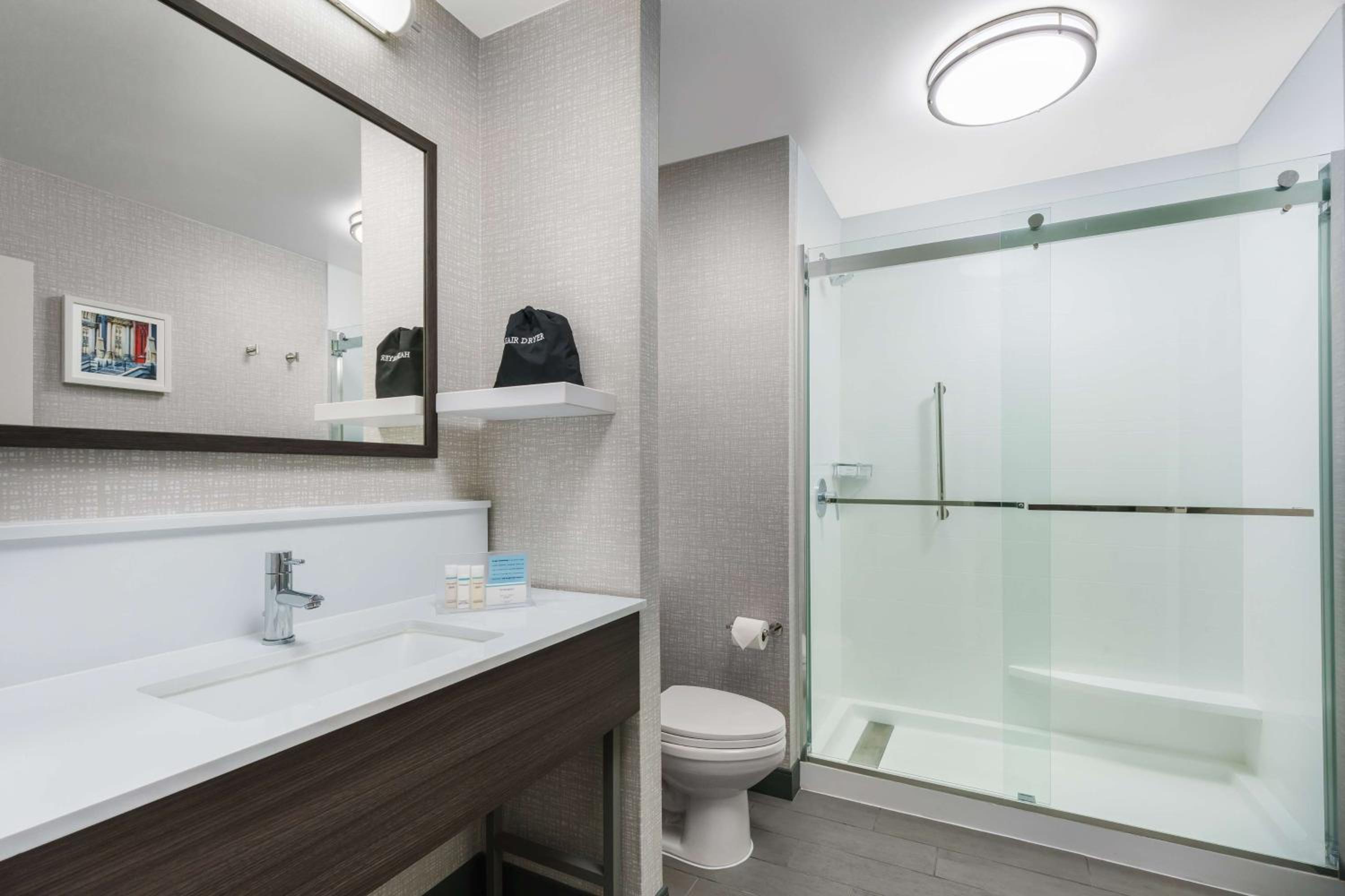 Hampton Inn  Suites Baltimore Inner Harbor - Property Image 7