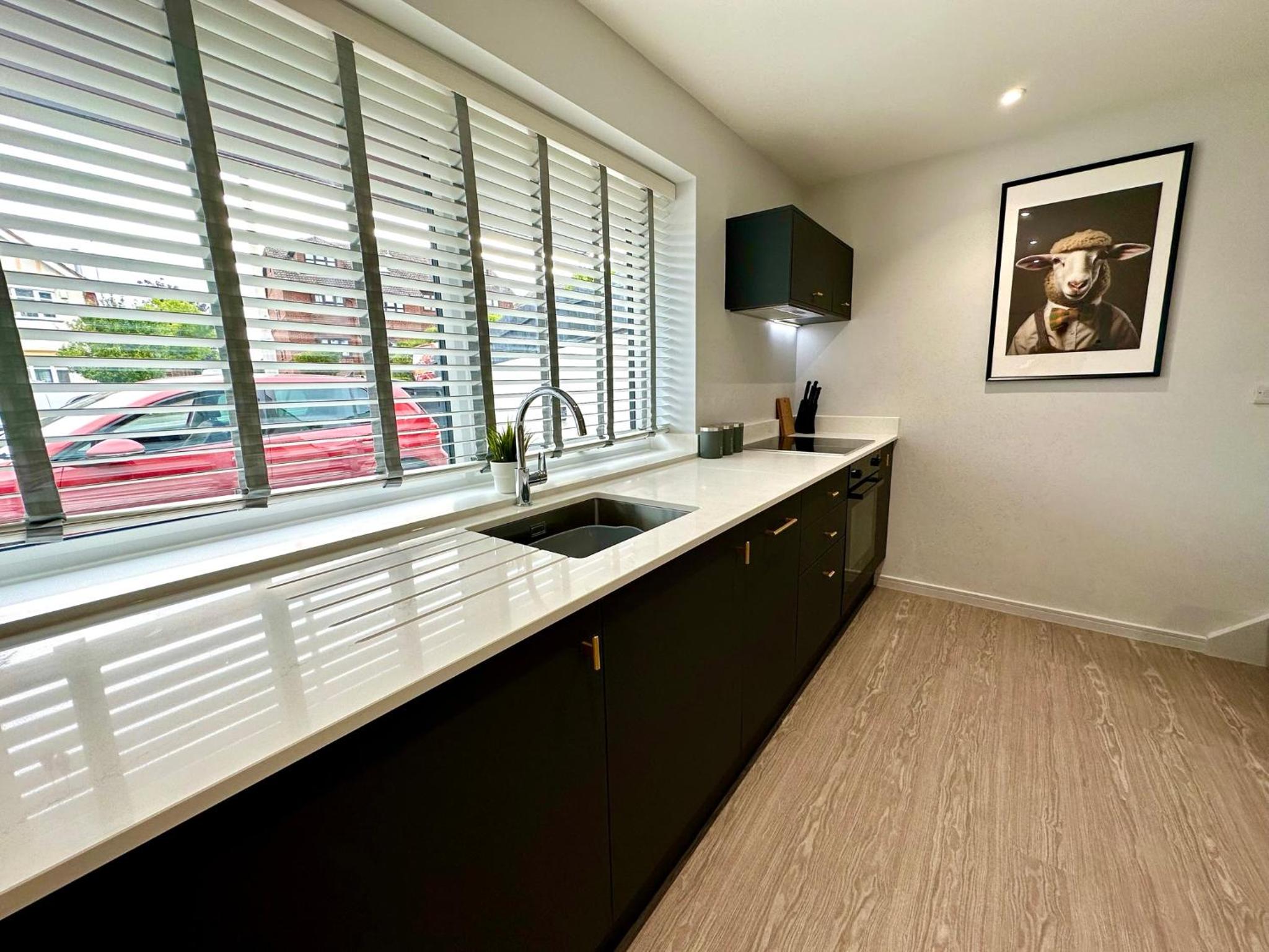 Brand New 3 Bedroom House -Sleeps 6 - Free Parking - Great Location - Fast WiFi - Smart TV - sleeps 6! Close to Poole & Bournemouth & Sandbanks view 4