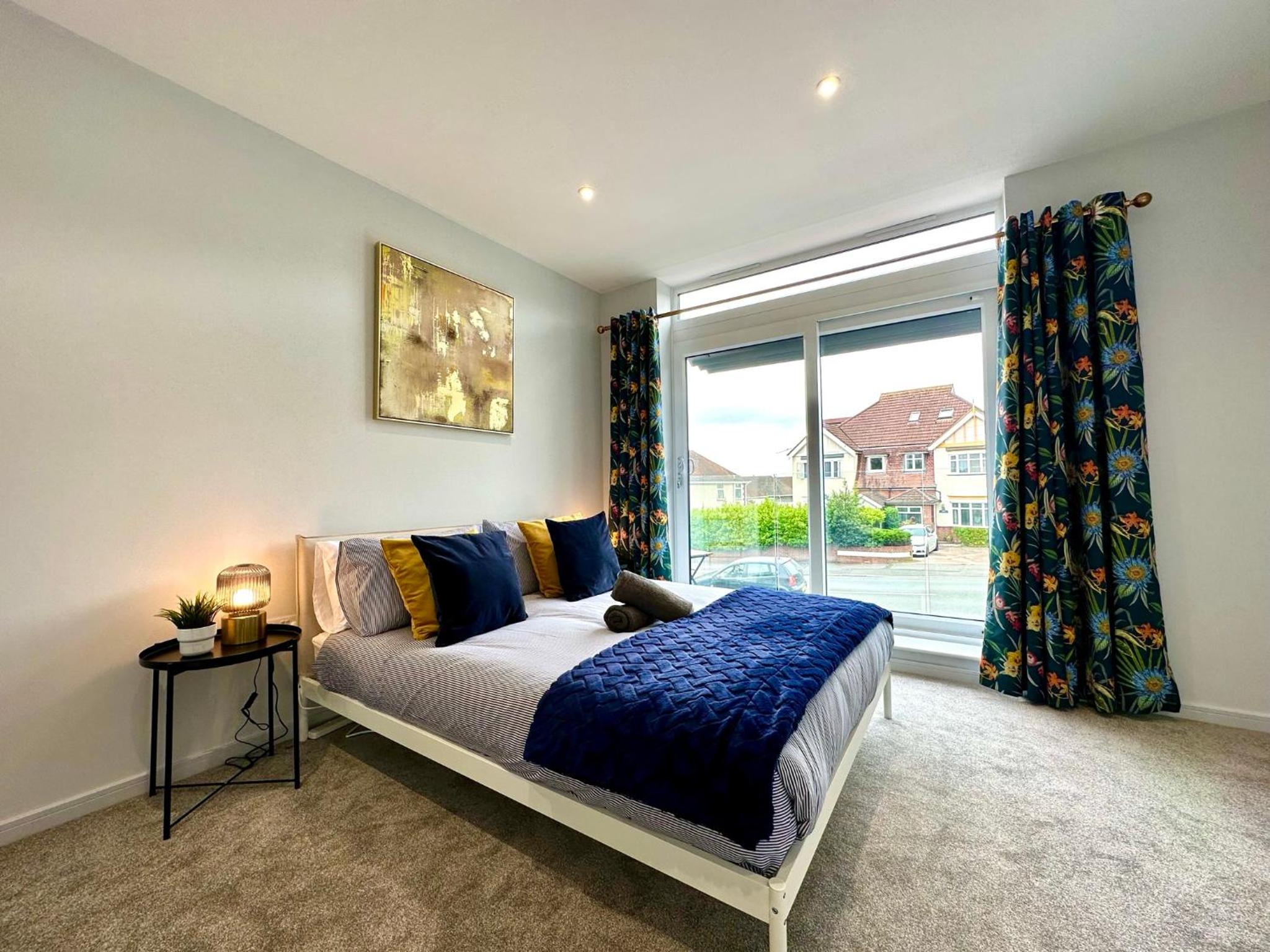 Brand New 3 Bedroom House -Sleeps 6 - Free Parking - Great Location - Fast WiFi - Smart TV - sleeps 6! Close to Poole & Bournemouth & Sandbanks view 3