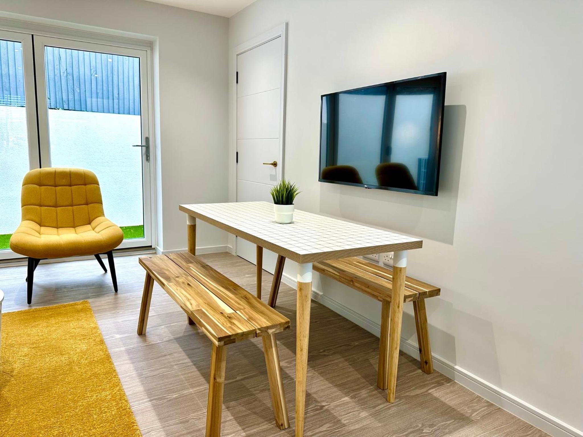 Stunning Brand New House - Sleeps 6 - Free Parking - Great Location - Fast WiFi - Smart TV - Close to Poole & Bournemouth & Sandbanks view 5