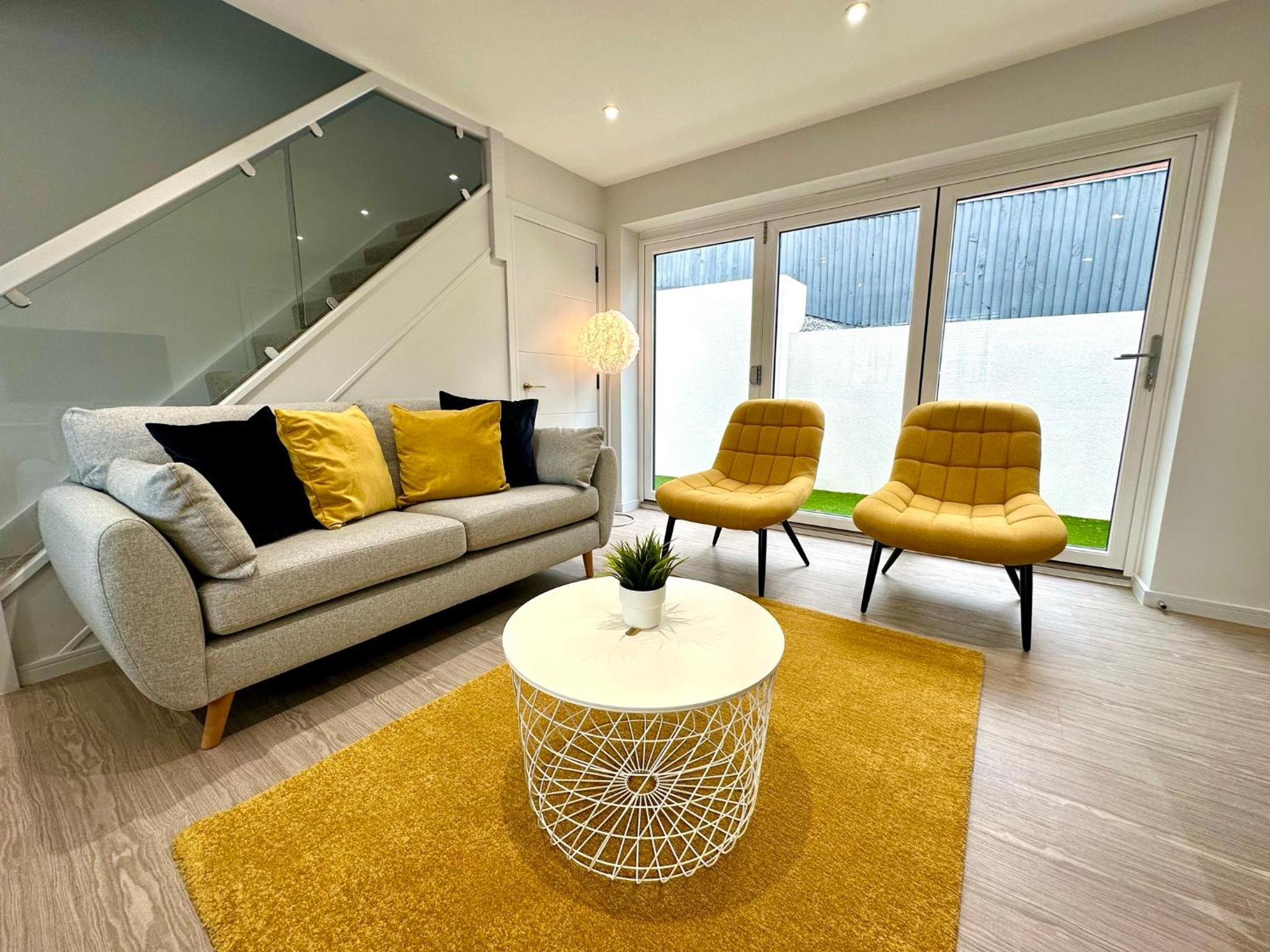 Stunning Brand New House - Sleeps 6 - Free Parking - Great Location - Fast WiFi - Smart TV - Close to Poole & Bournemouth & Sandbanks view 3