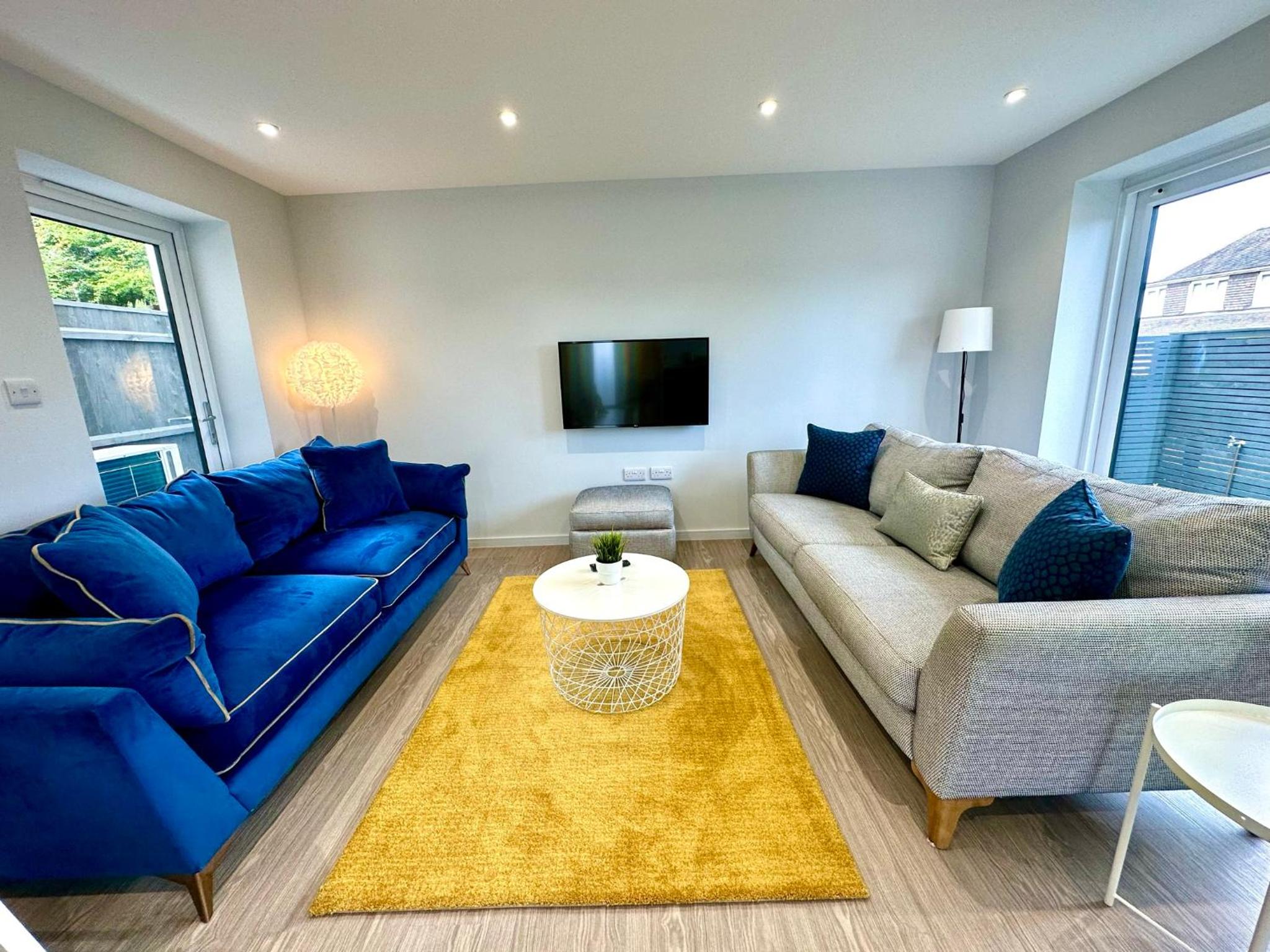 Brand New 4 Bedroom House -Sleeps 9 - Free Parking - Great Location - Fast WiFi - Smart TV - Close to Poole & Bournemouth & Sandbanks