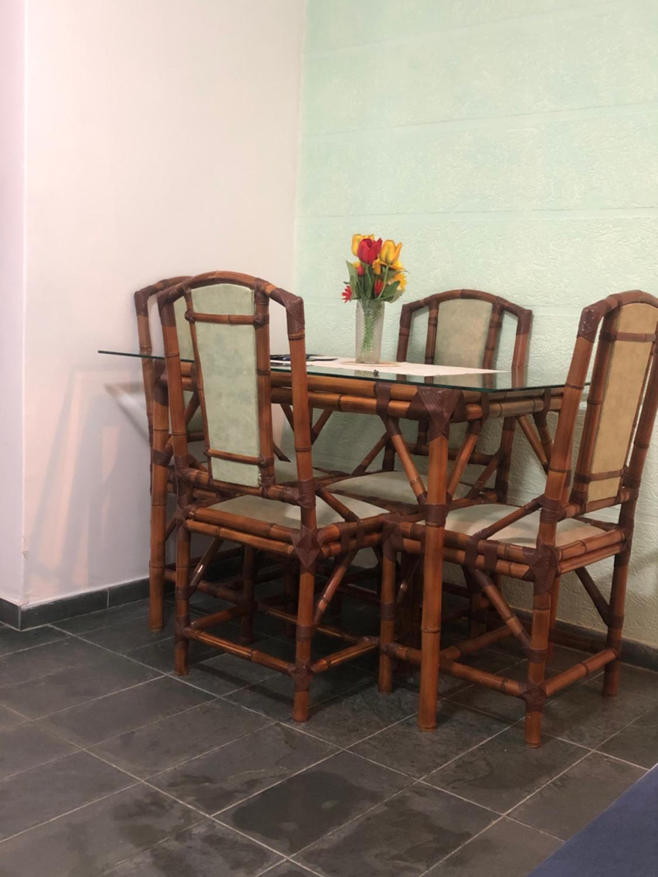 Apartamento à 150m na Praia da Pitangueiras em local Nobre