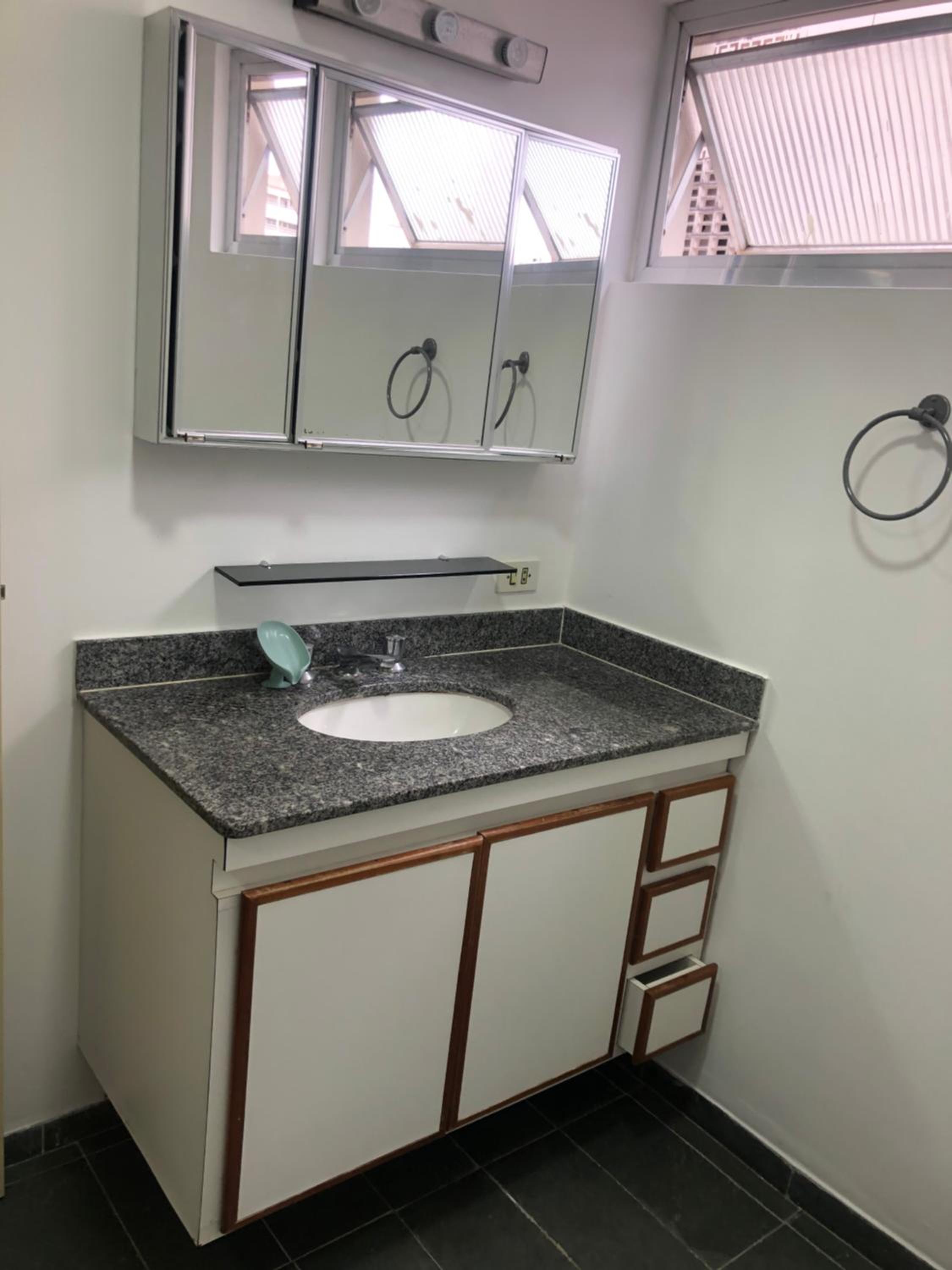 Apartamento à 150m na Praia da Pitangueiras em local Nobre
