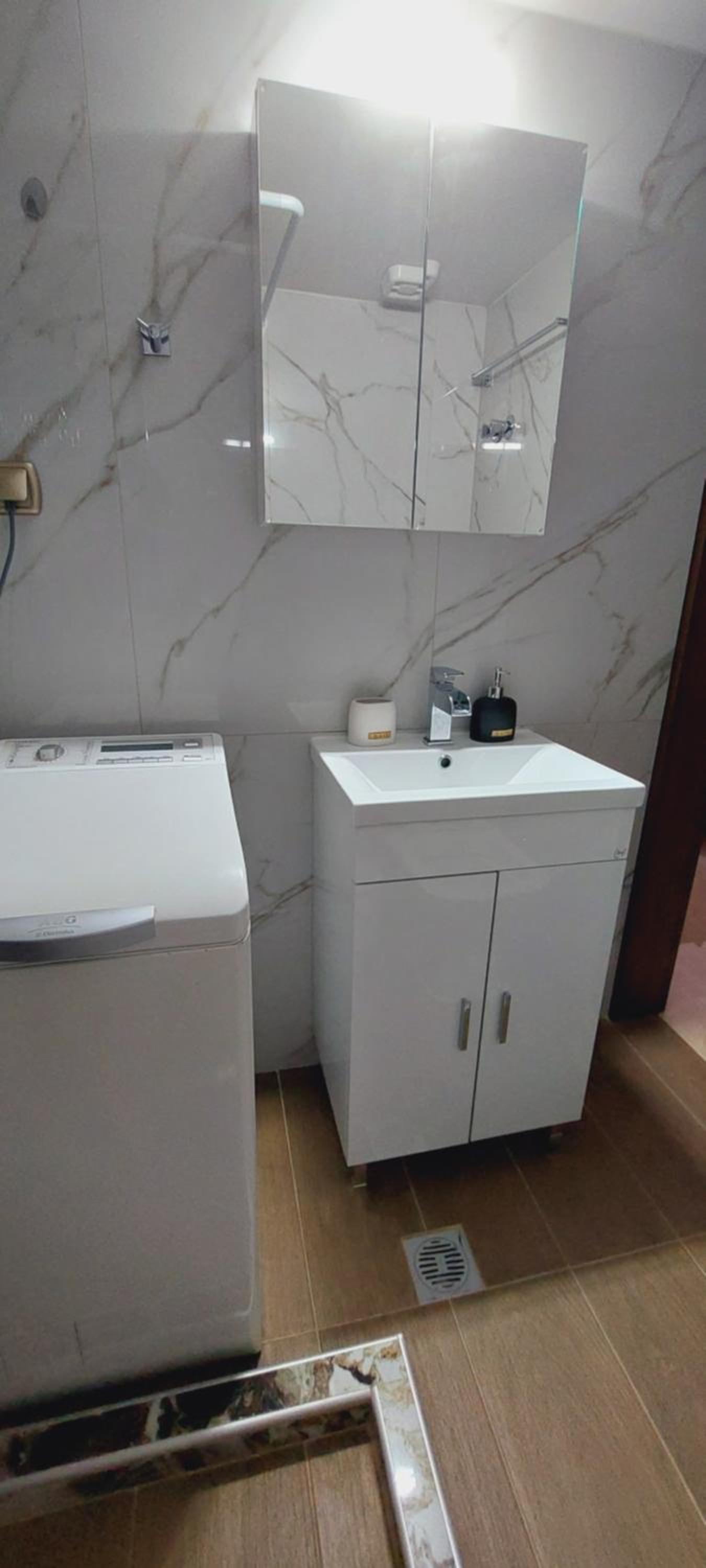 Black Flox AparTment