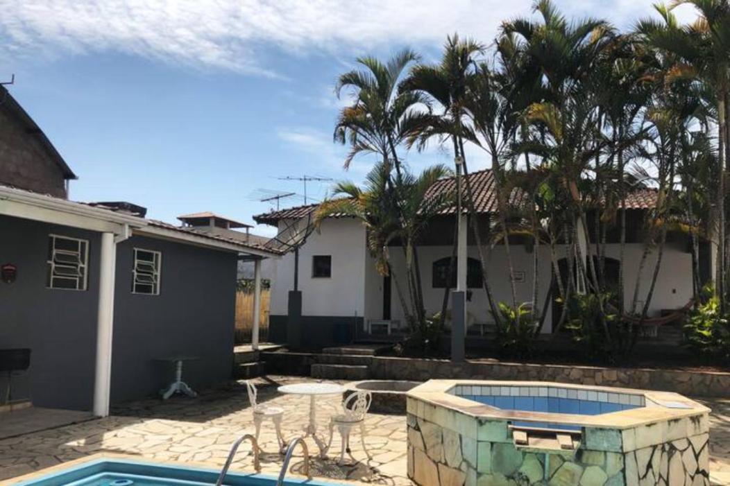 Casa de campo com piscina, mesa de bilhar e 3 quartos